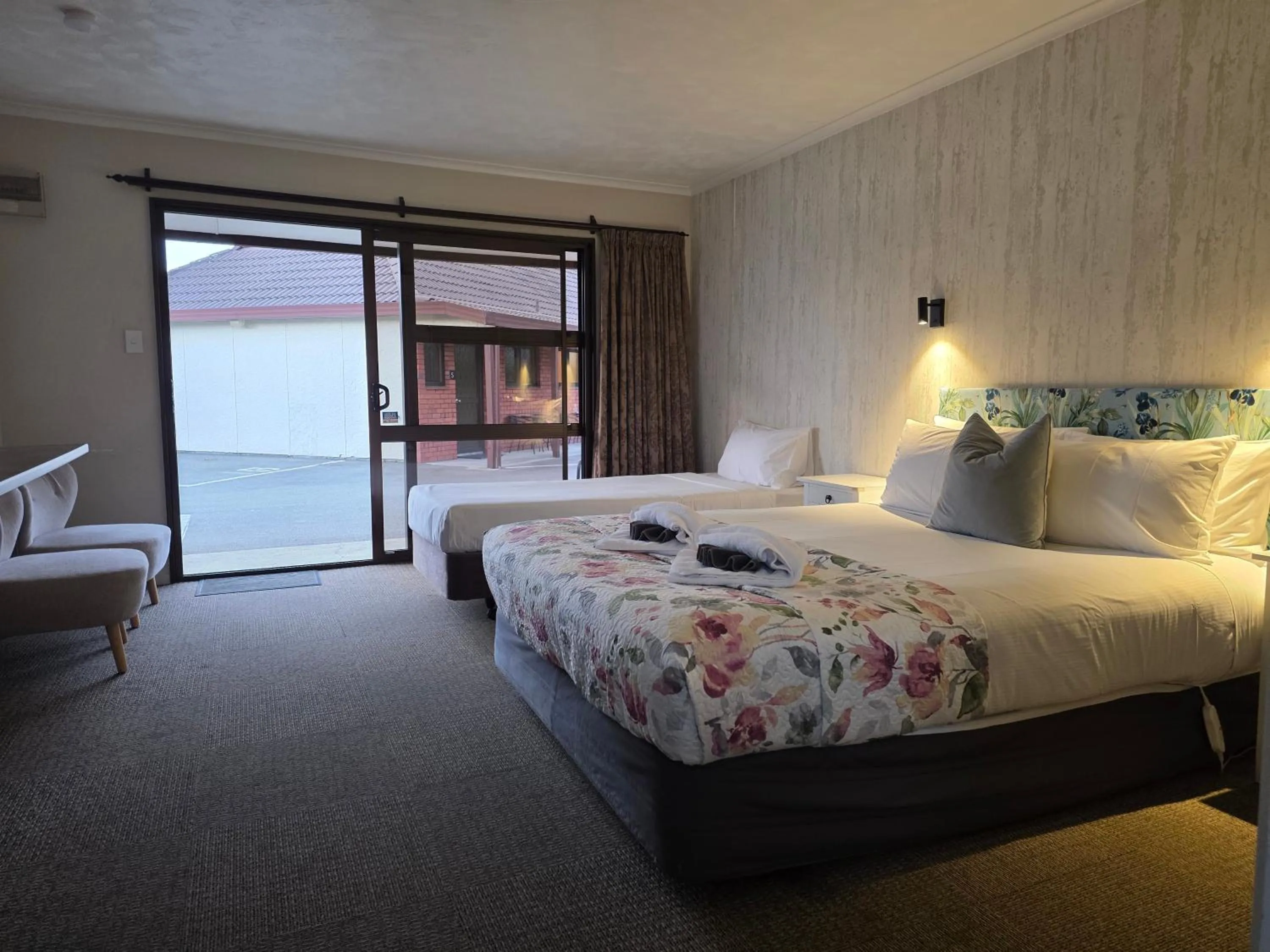 Shower, Bed in Amber Court Motel Nelson