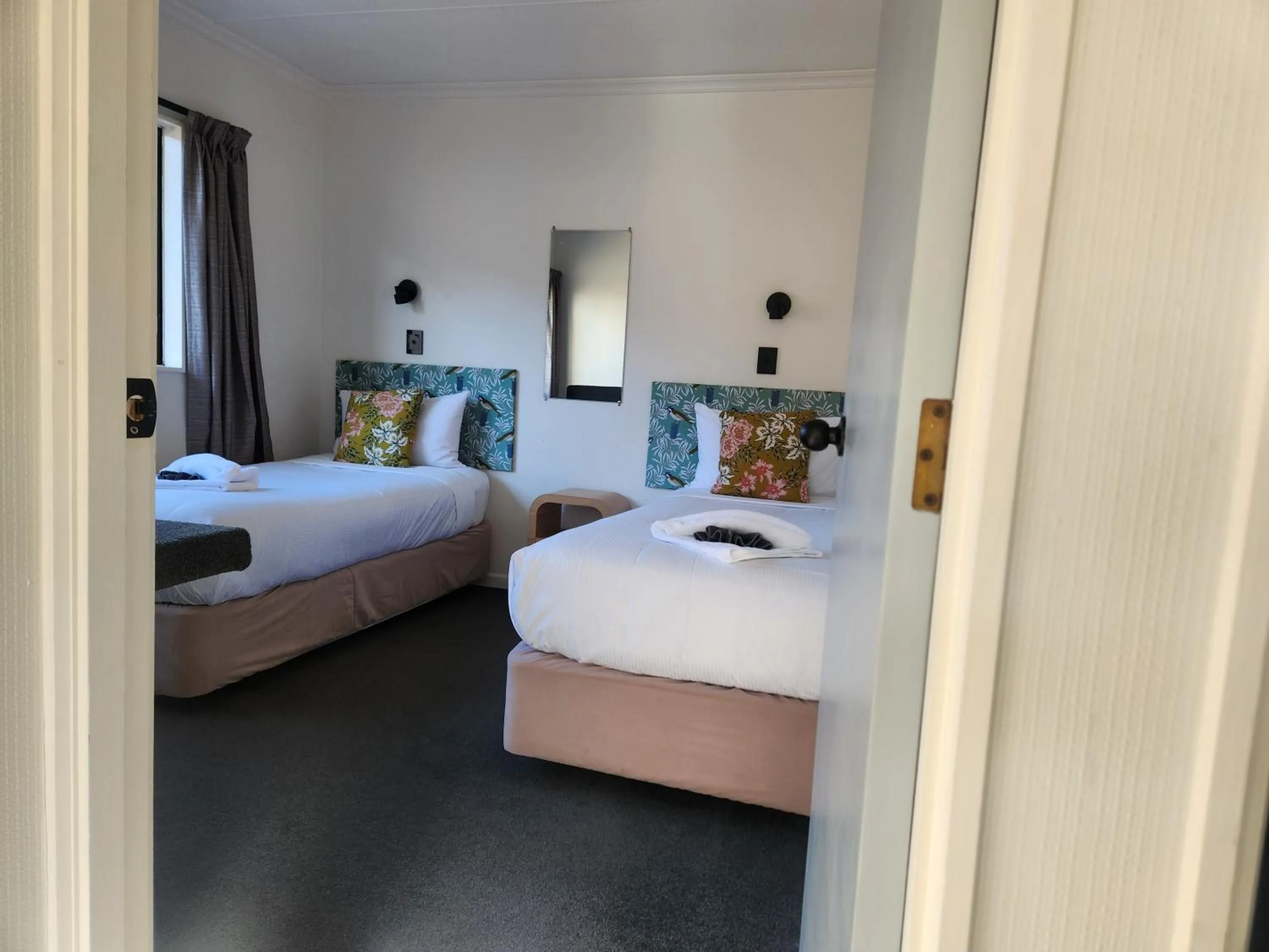 Bedroom, Bed in Amber Court Motel Nelson