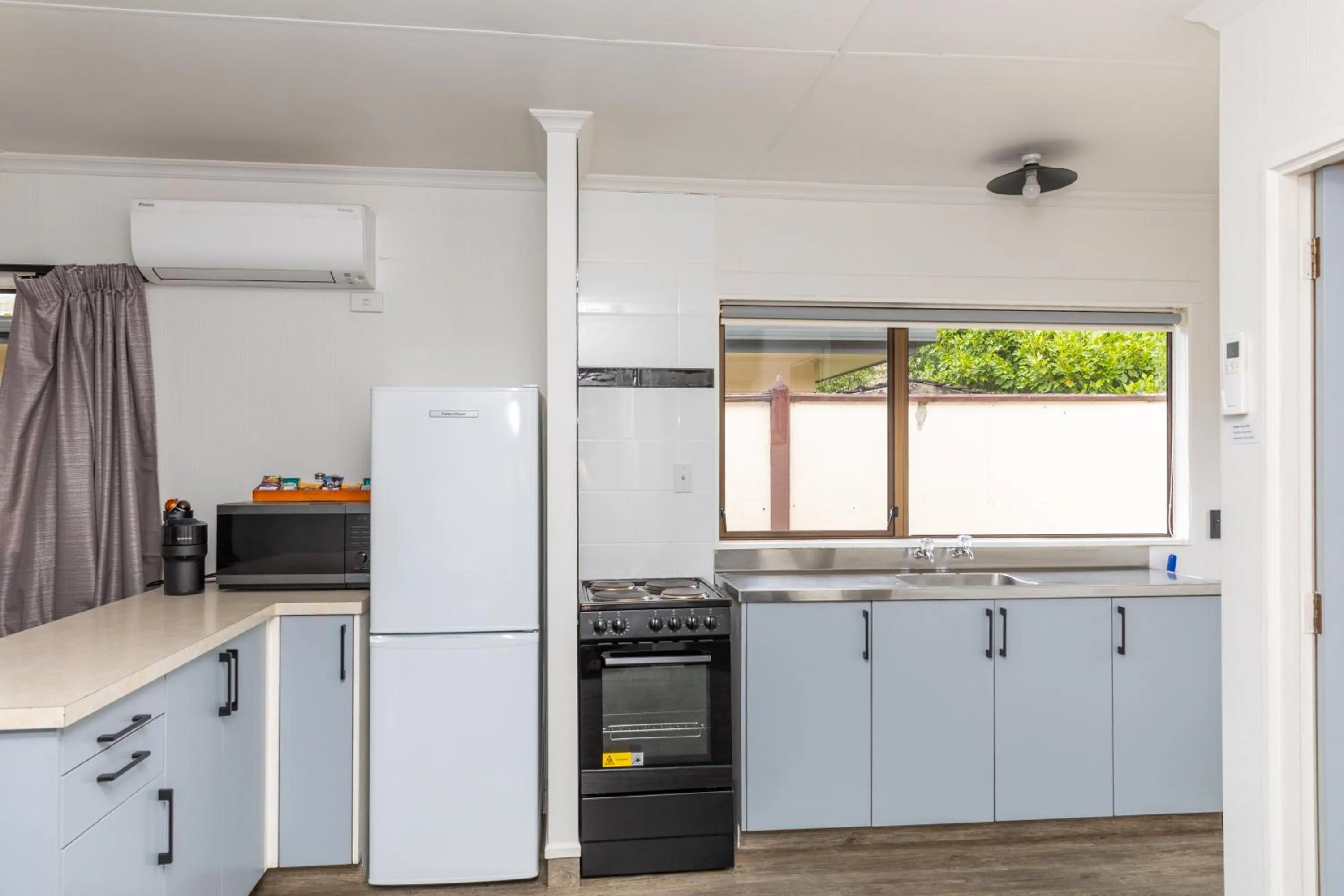 Kitchen or kitchenette in Amber Court Motel Nelson