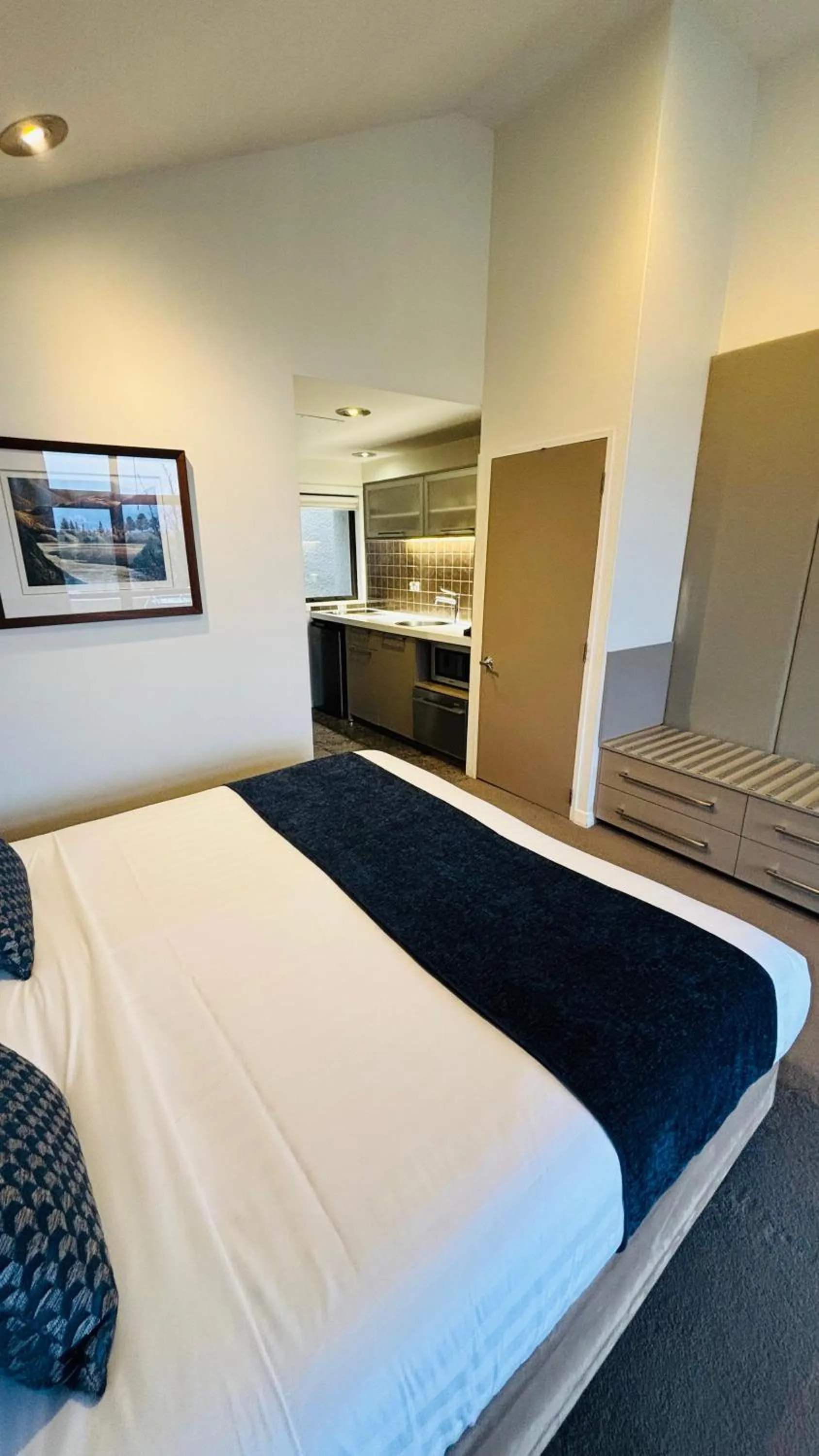 Bedroom, Bed in Garden Court Suites & Apartments