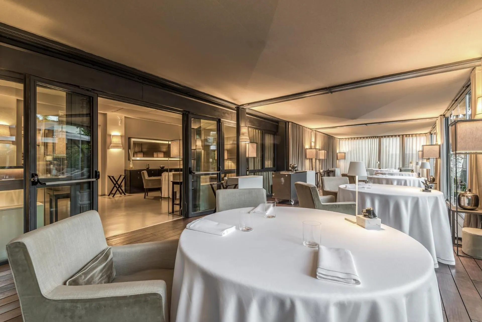 Restaurant/places to eat in Villa Grey