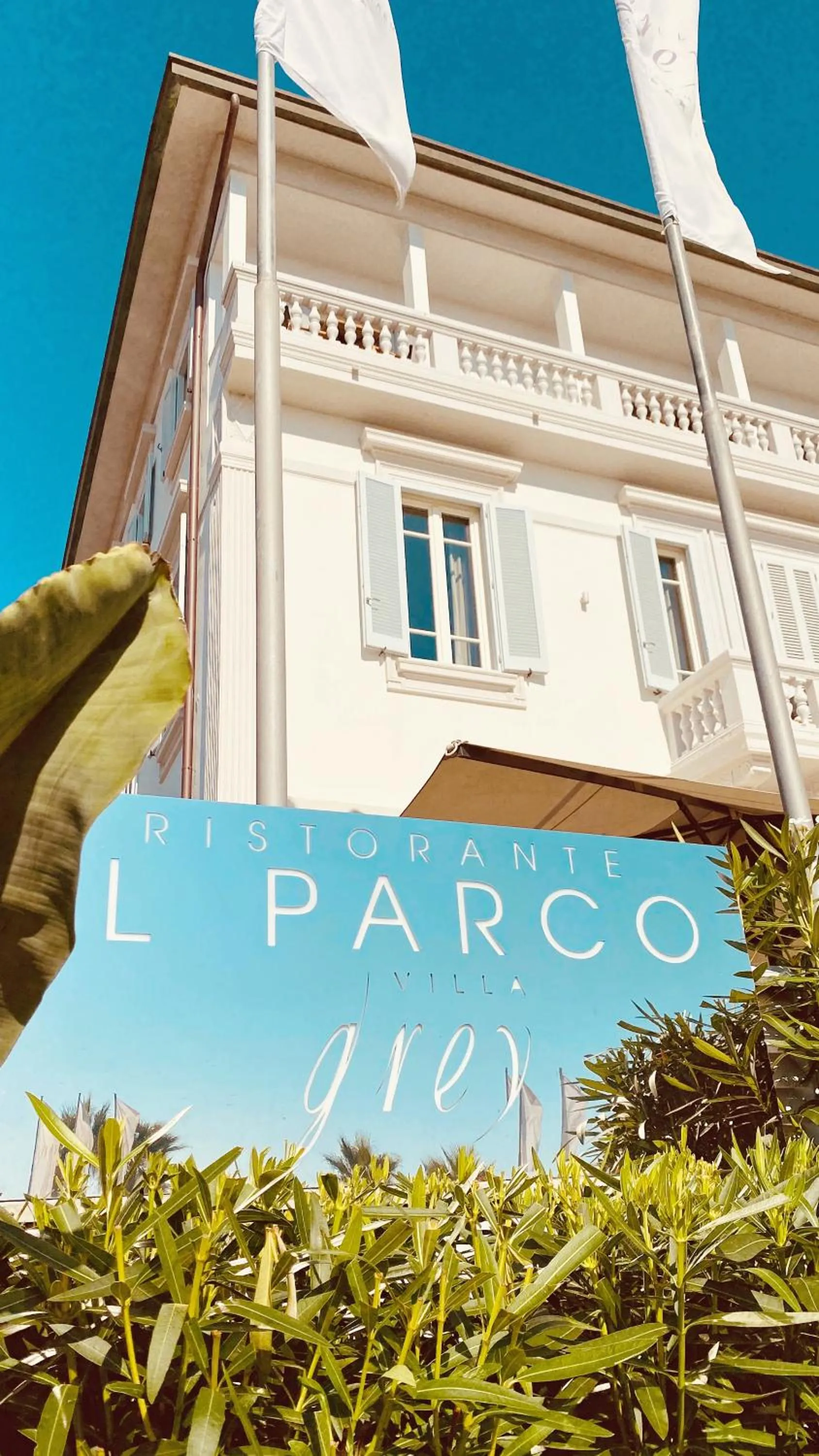 Restaurant/places to eat in Villa Grey