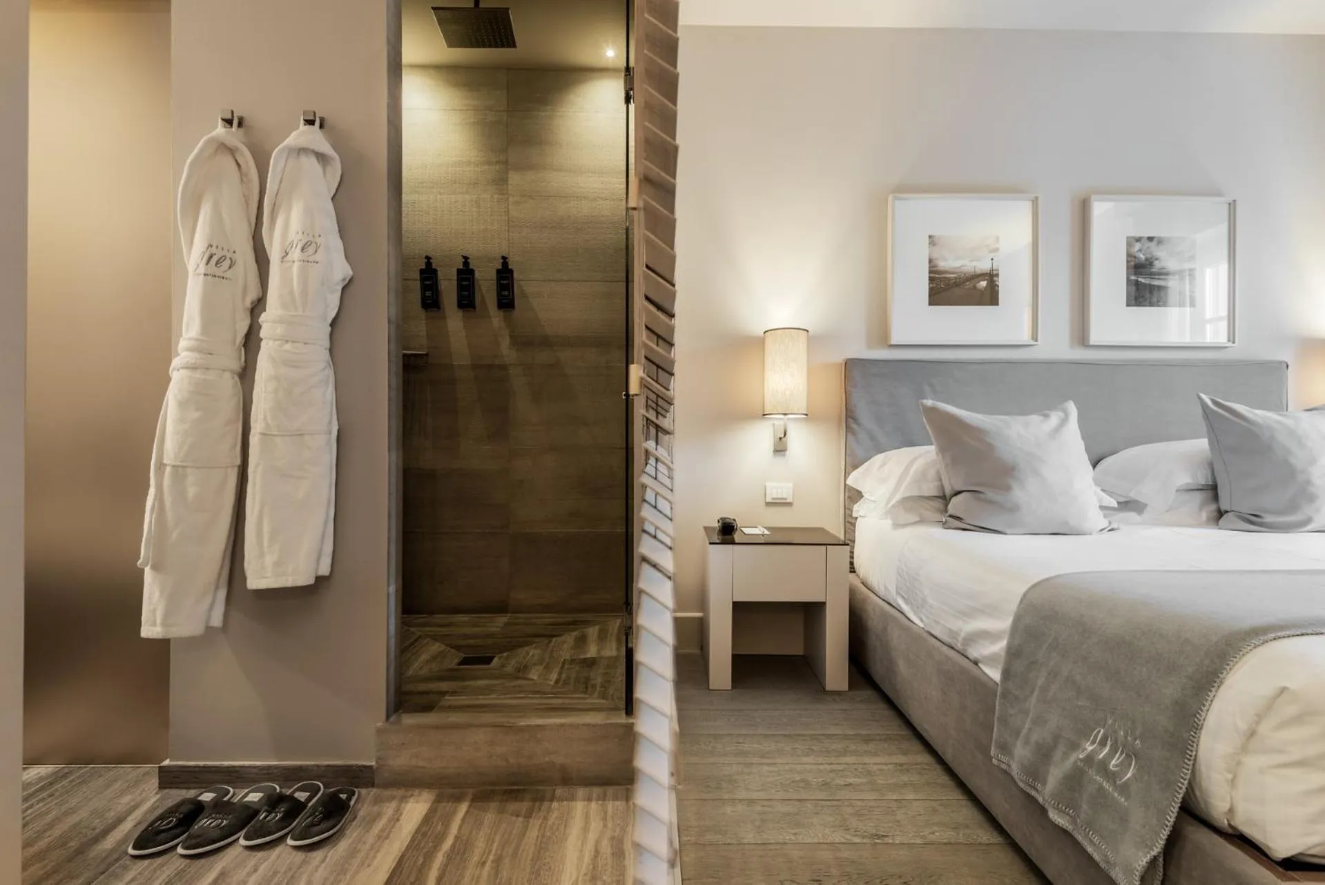 Bathroom, Bed in Villa Grey