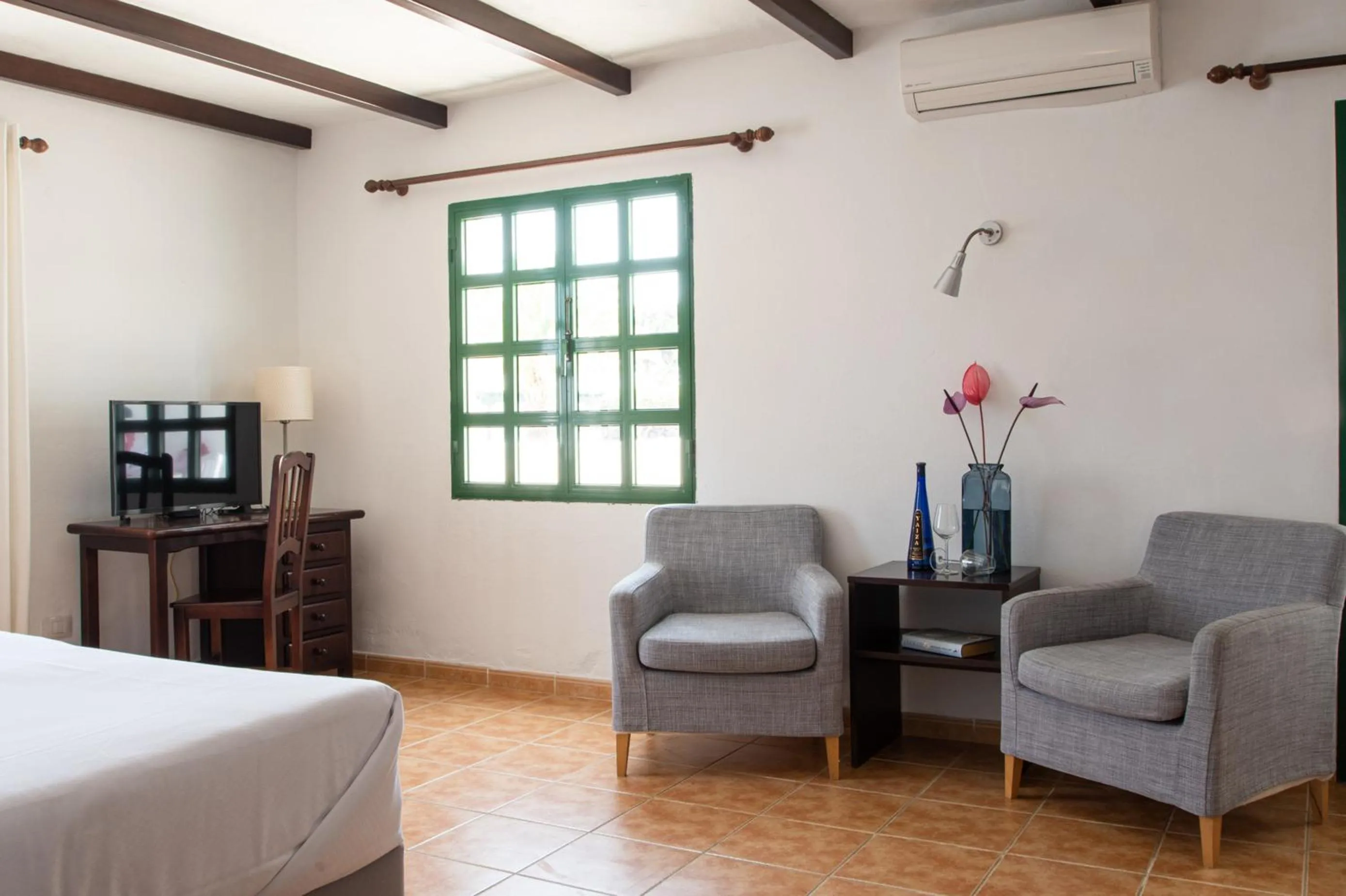 TV and multimedia, Bed in Casas Heddy, Well-being Resort