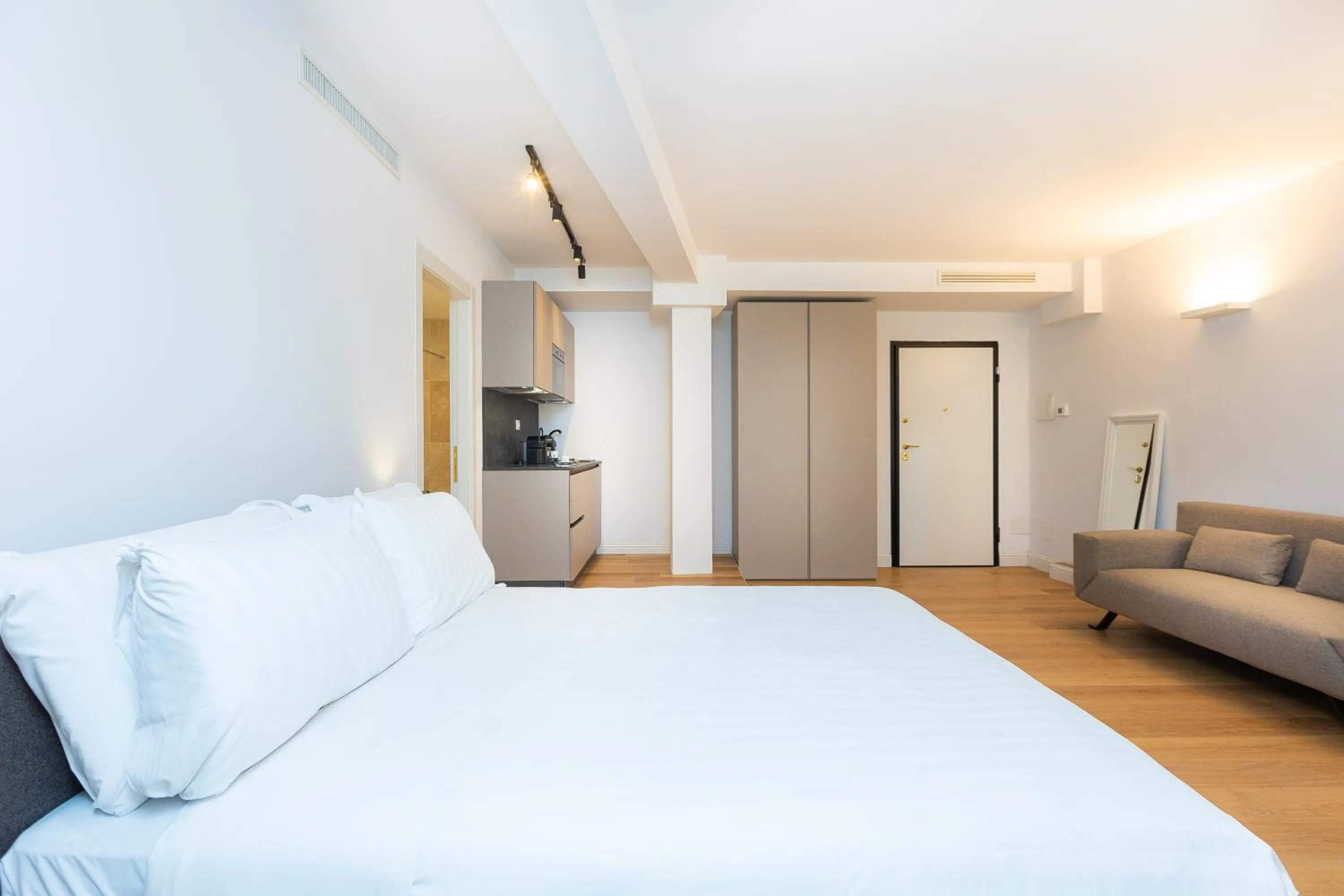 Bed in Amazing Piazza Venezia Suites