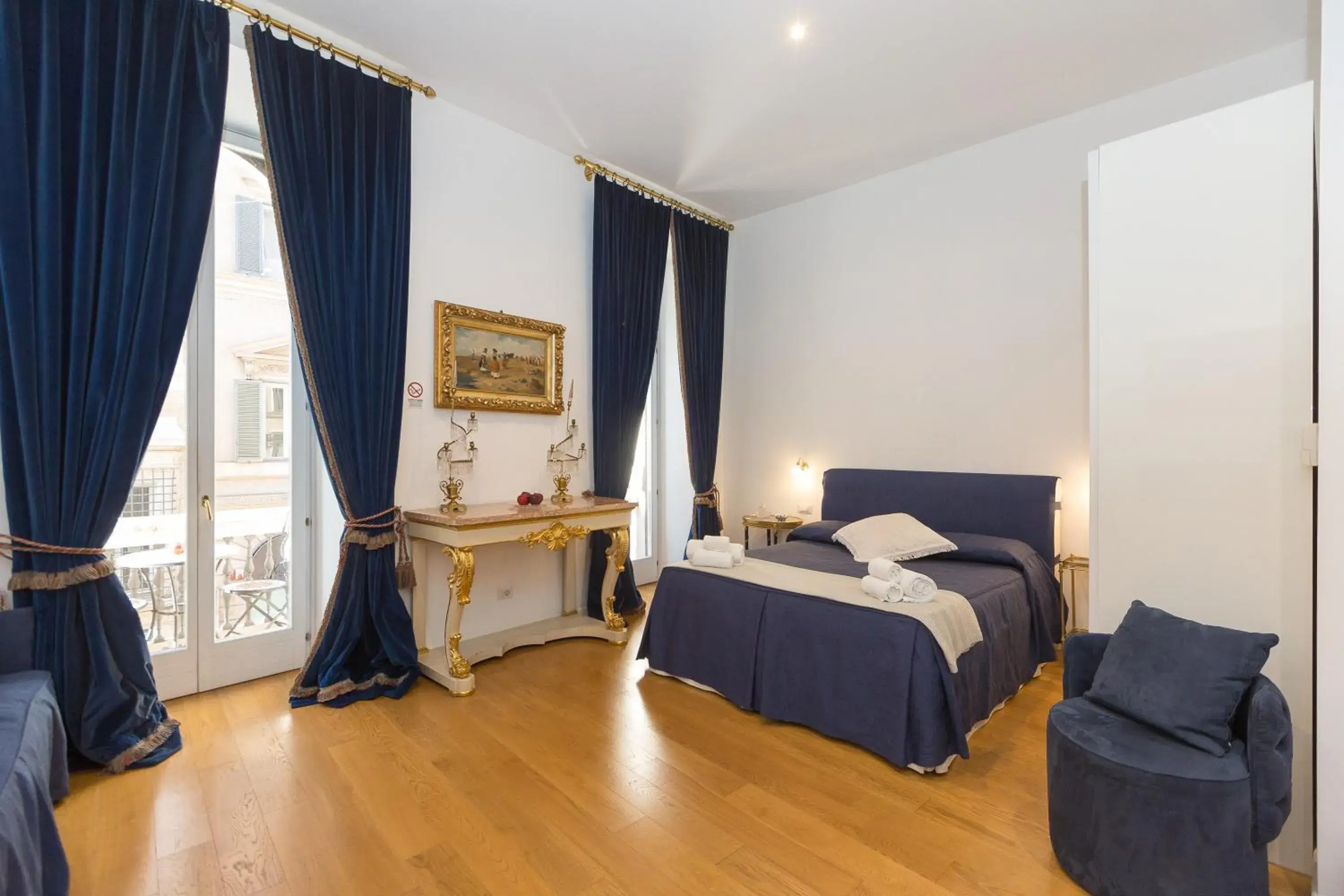 Deluxe Studio Apartment with Balcony in Amazing Piazza Venezia Suites Deluxe Studio Apartment with Balcony in Amazing Piazza Venezia Suites
