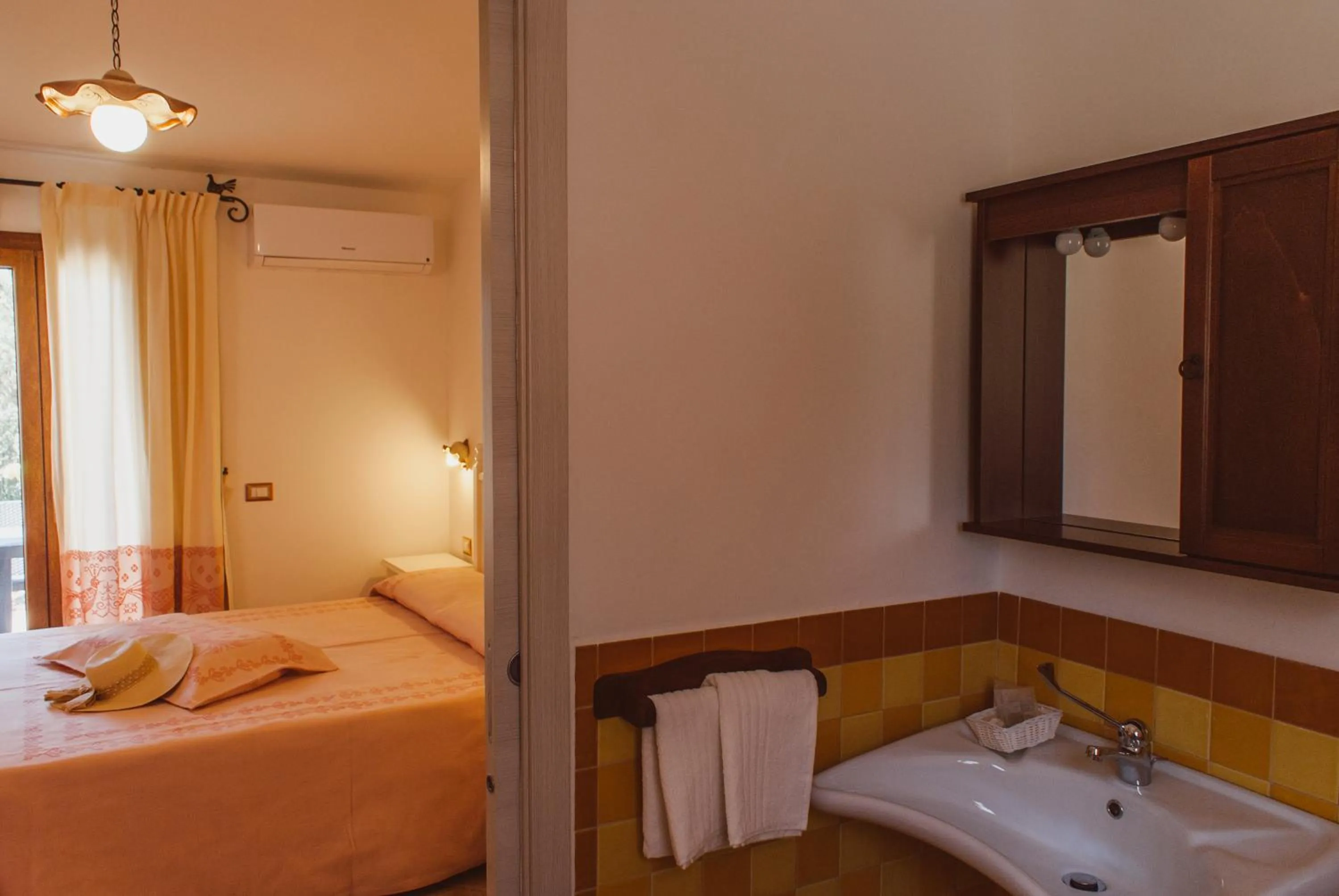 Bathroom, Bed in Hotel Barbagia
