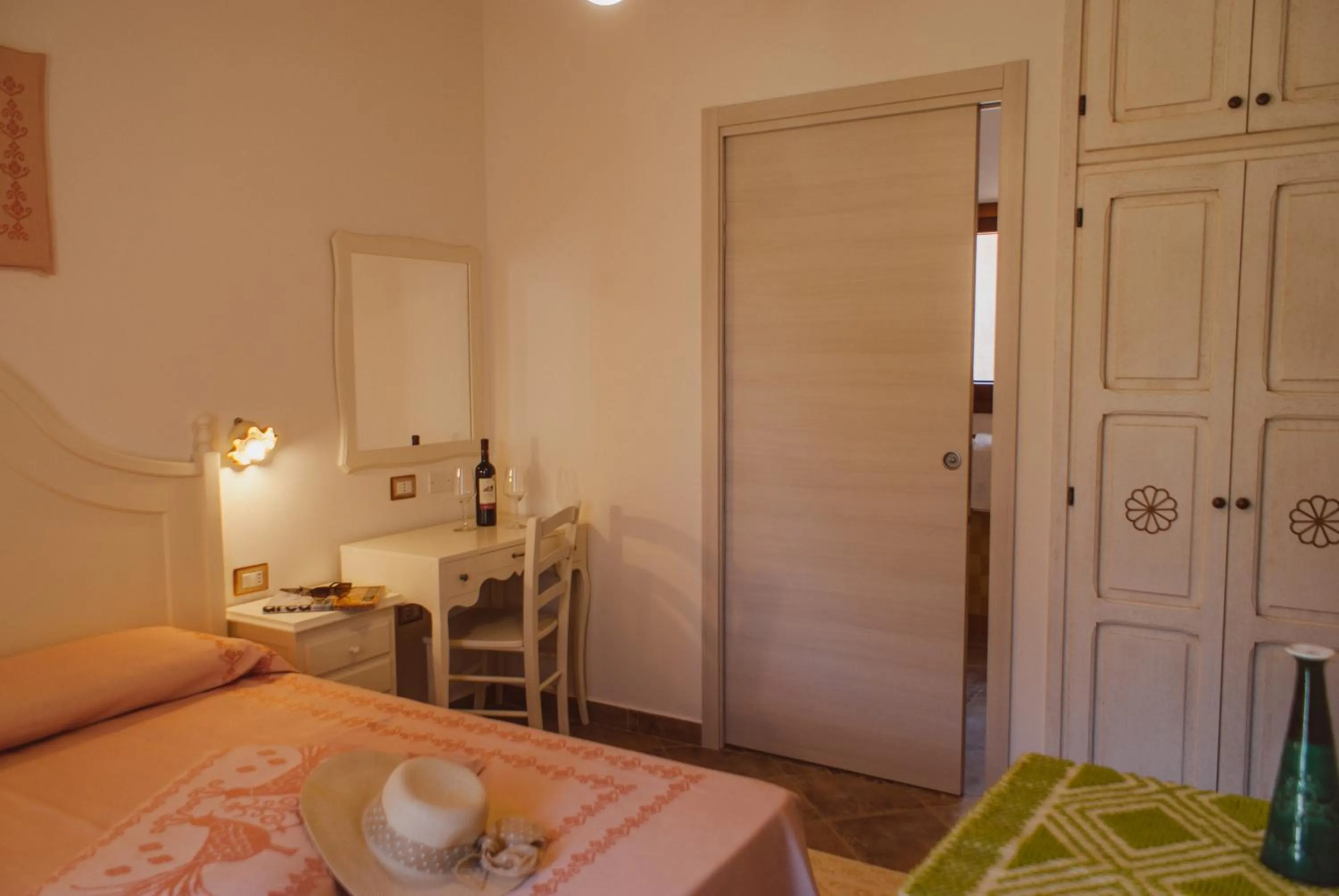 Bathroom, Bed in Hotel Barbagia