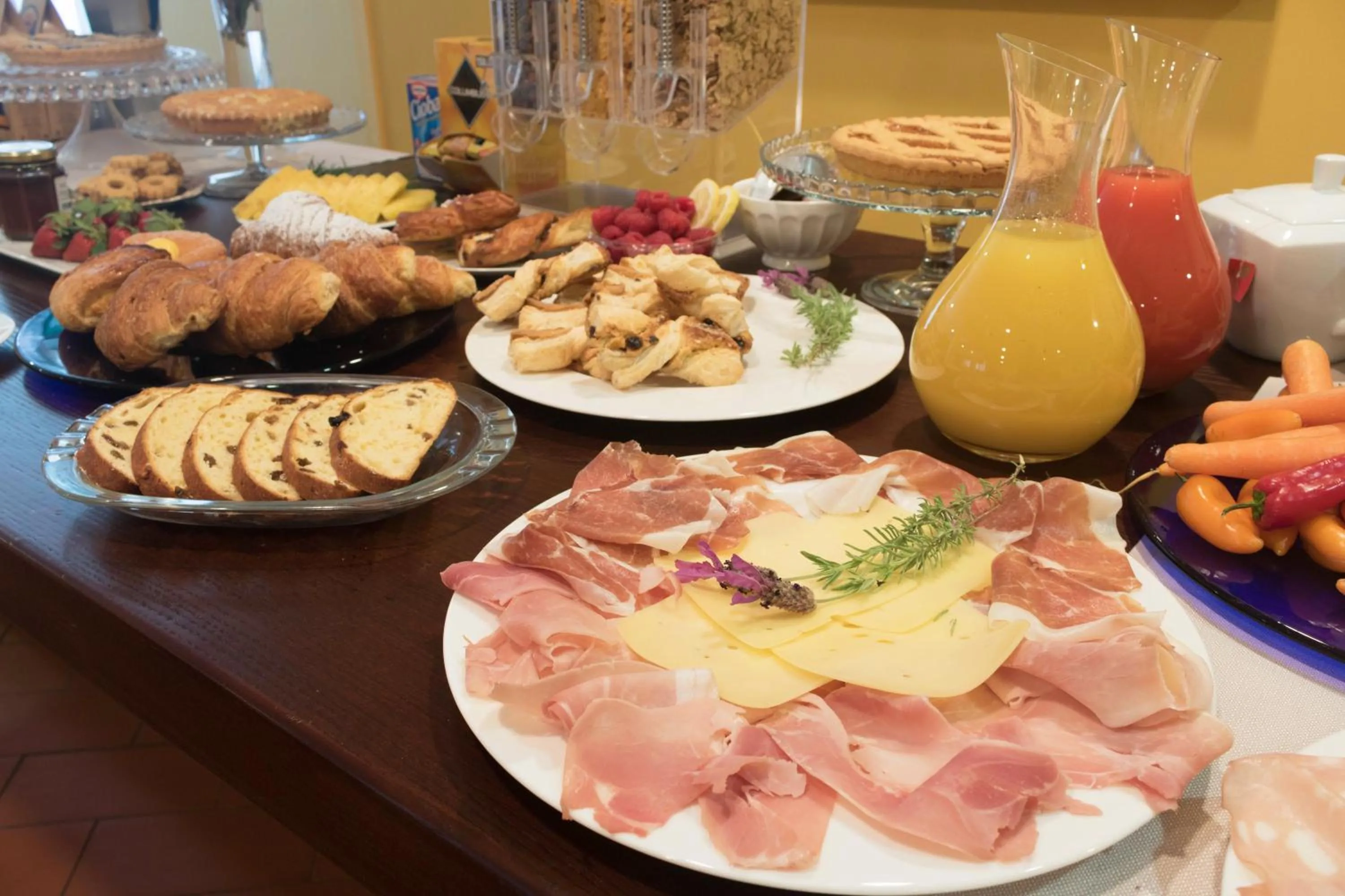 Buffet breakfast in Residence Mugello Resort