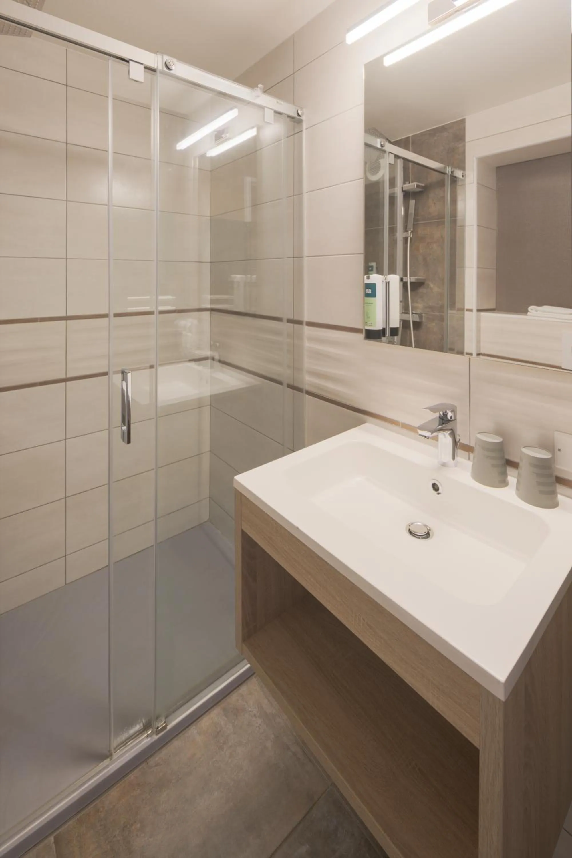 Bathroom in Logis Hostellerie la Chaumière
