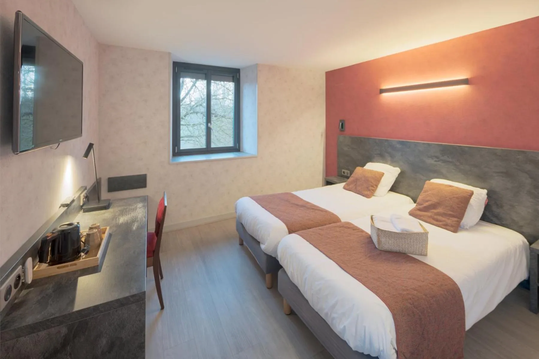 Photo of the whole room, Bed in Logis Hostellerie la Chaumière