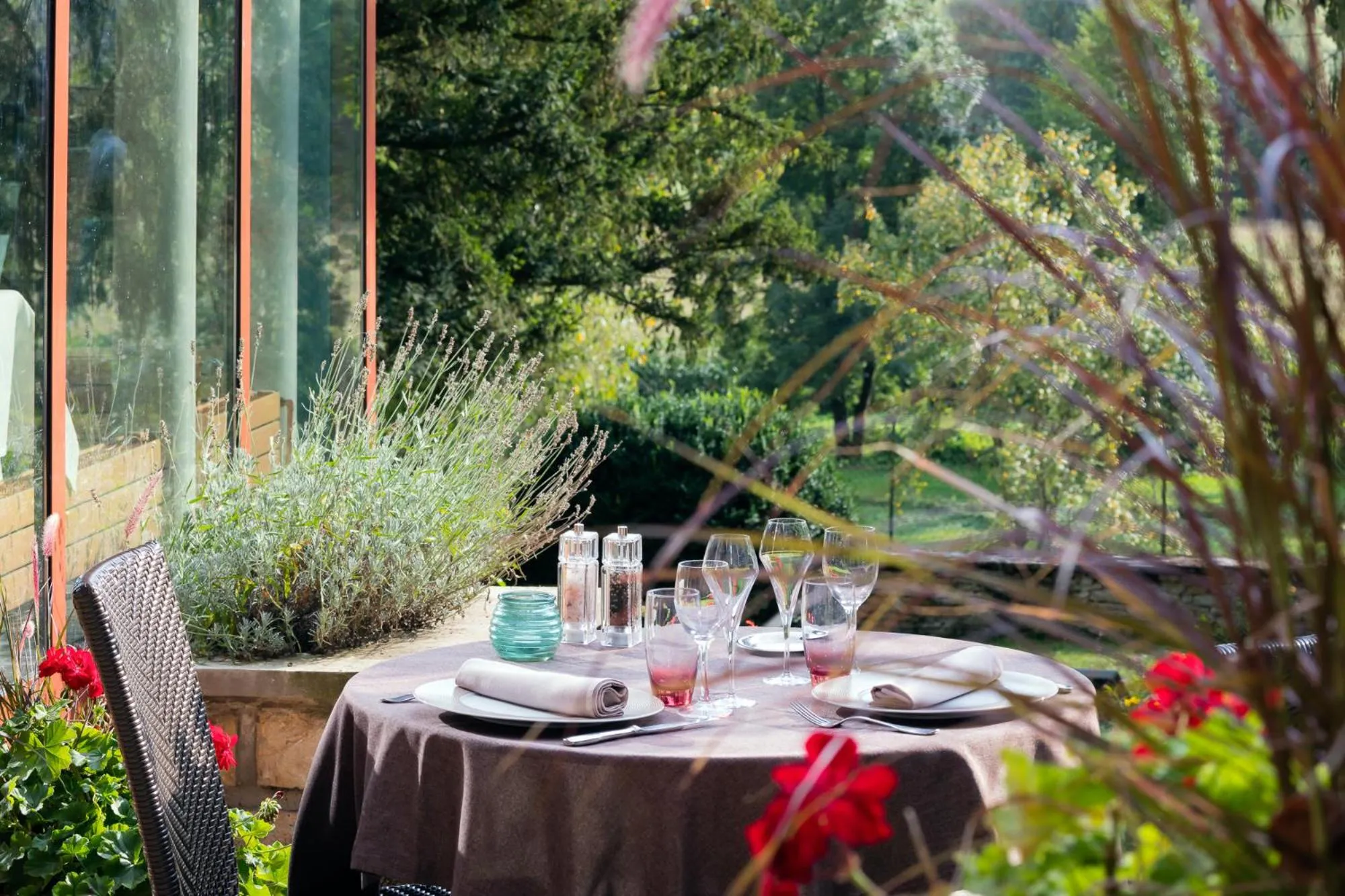 Patio in Logis Hostellerie la Chaumière