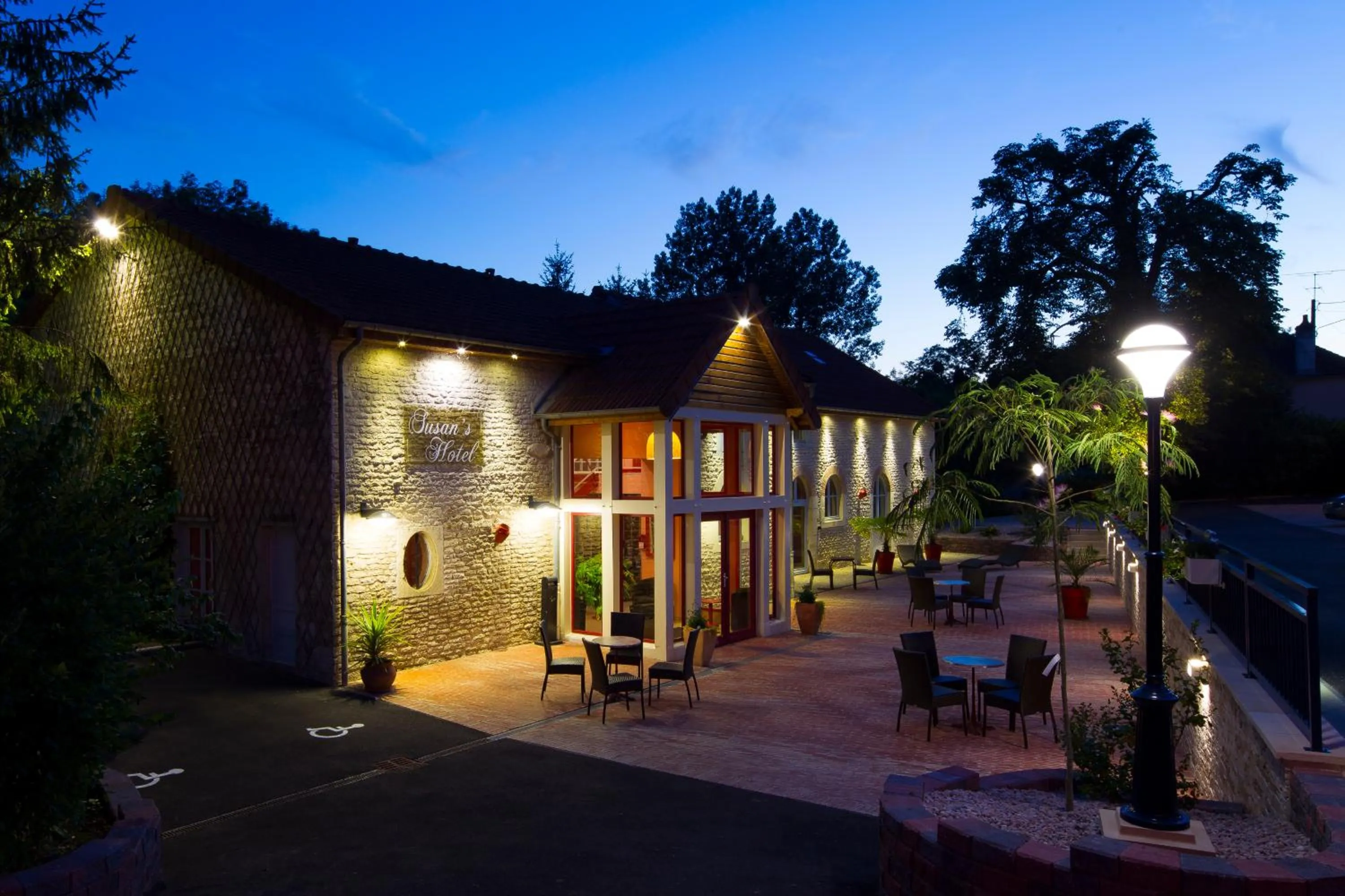 Facade/entrance in Logis Hostellerie la Chaumière