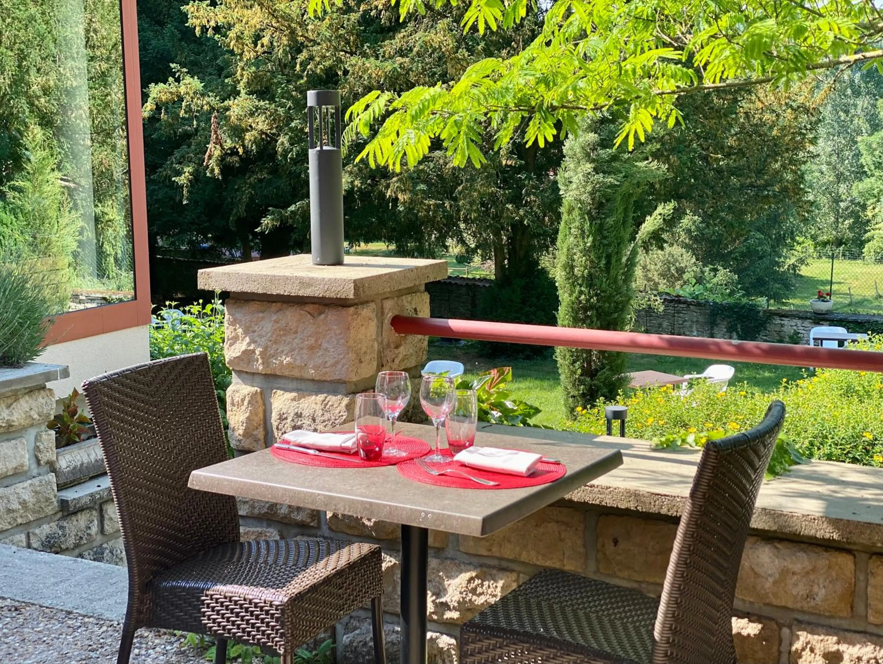 Restaurant/places to eat in Logis Hostellerie la Chaumière