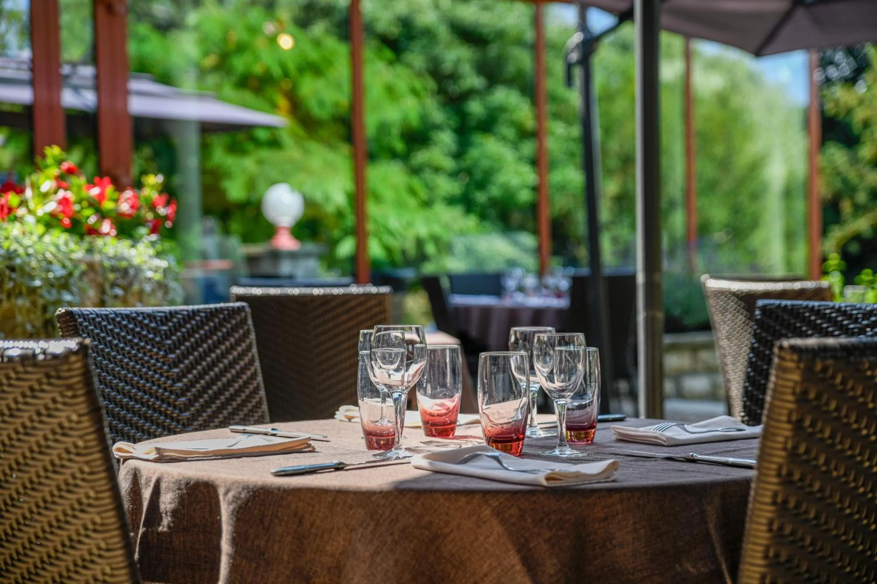 Patio in Logis Hostellerie la Chaumière
