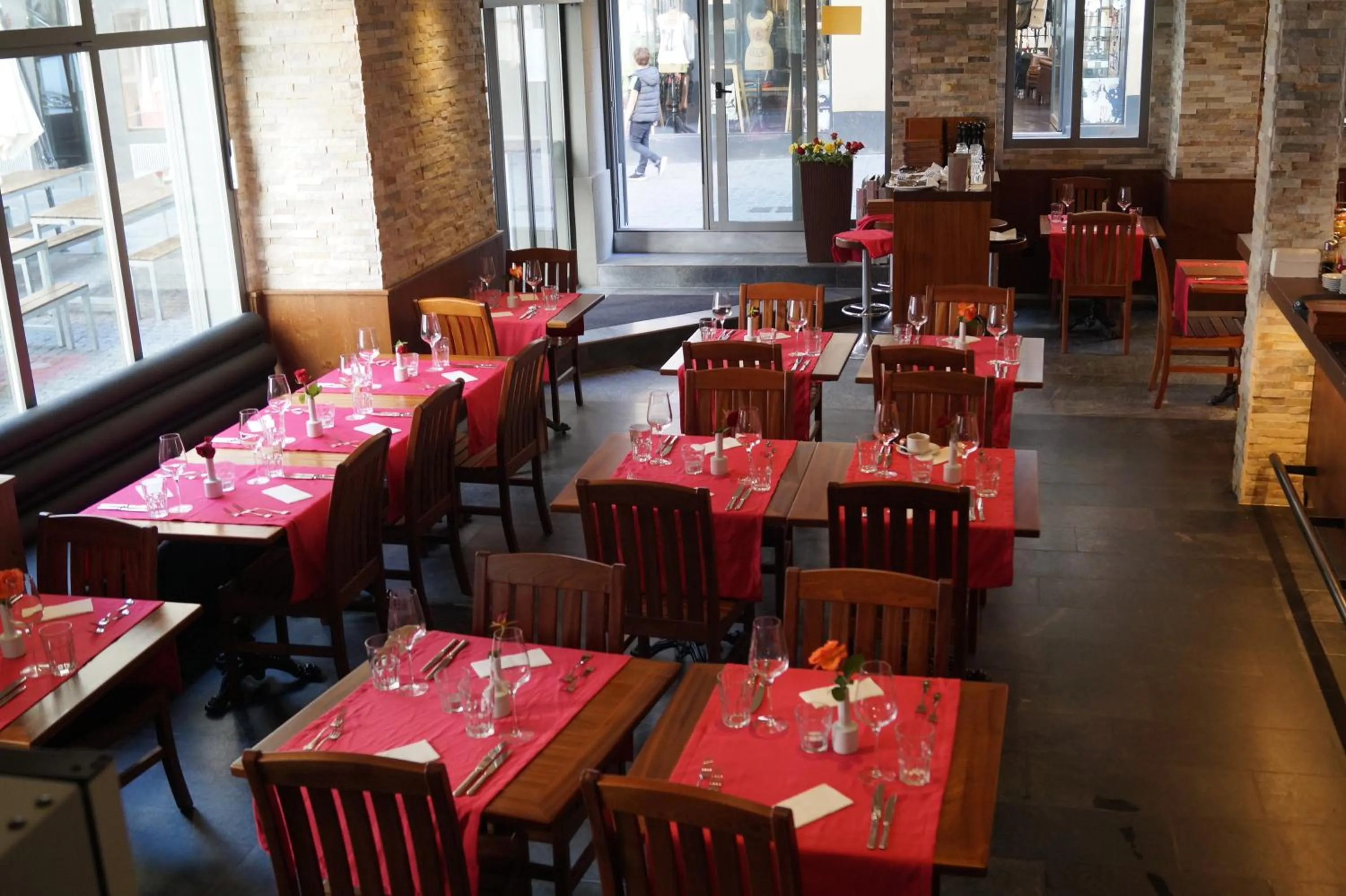 Restaurant/places to eat in Hotel Old Town