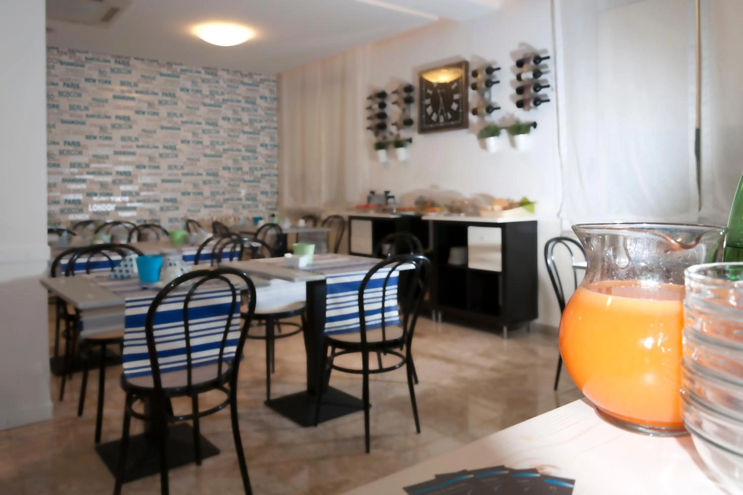 Restaurant/places to eat in Hotel Ave