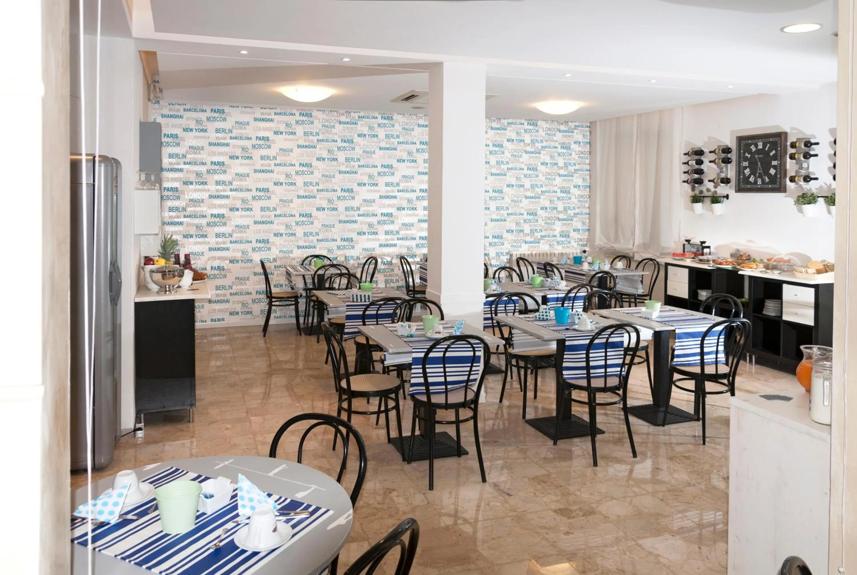 Restaurant/places to eat in Hotel Ave