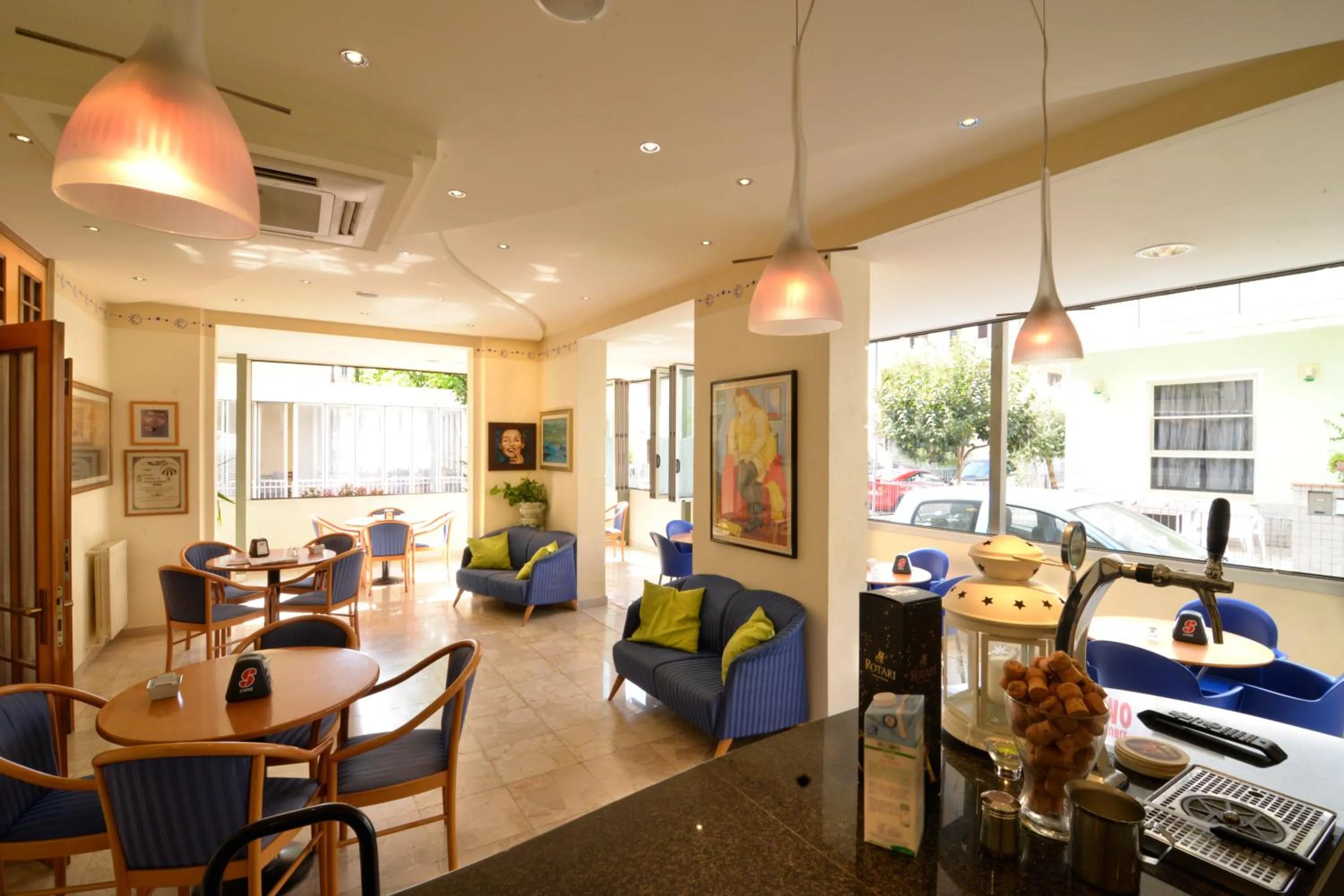 Restaurant/places to eat in Hotel Ave