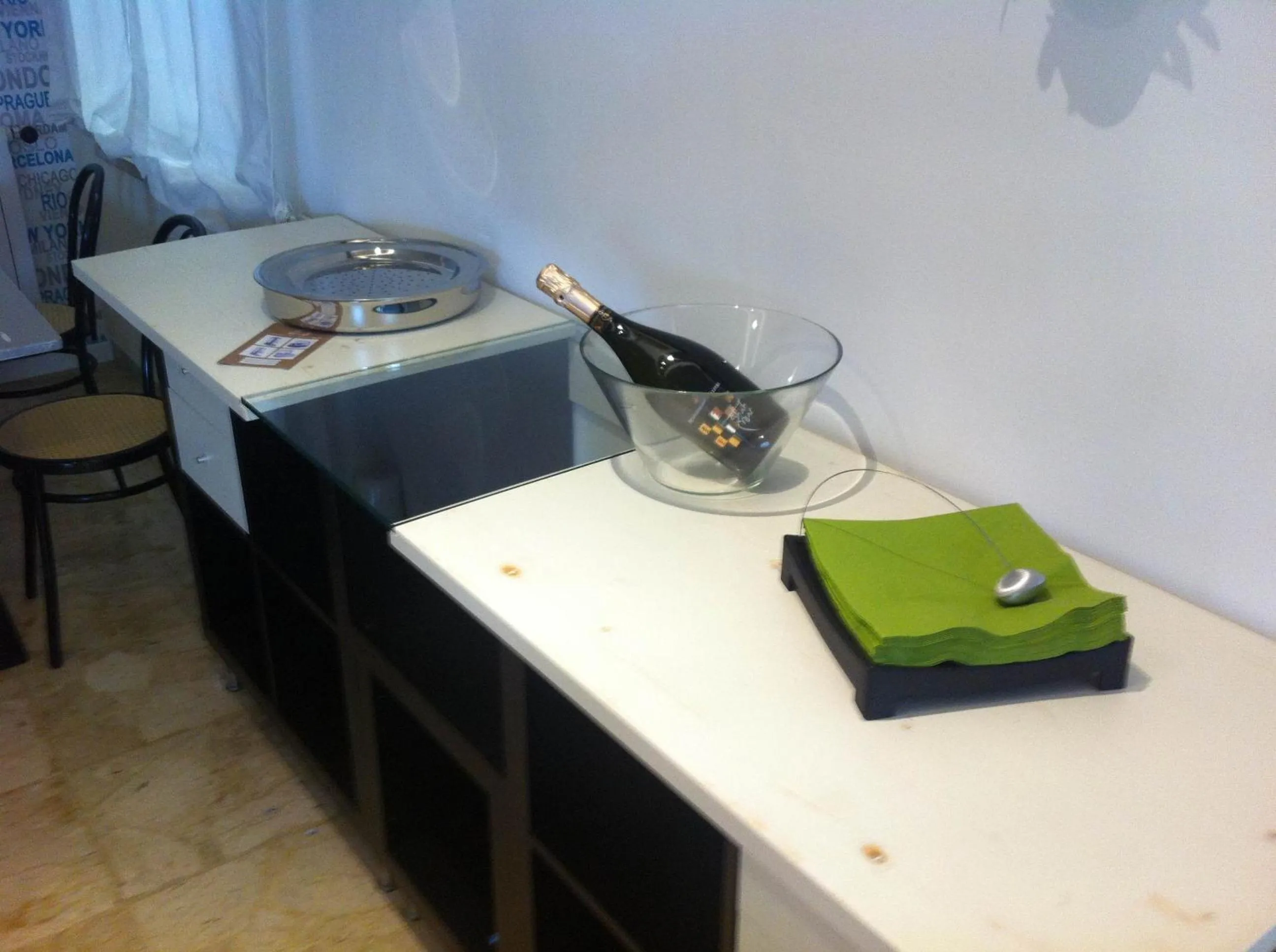 Restaurant/places to eat in Hotel Ave