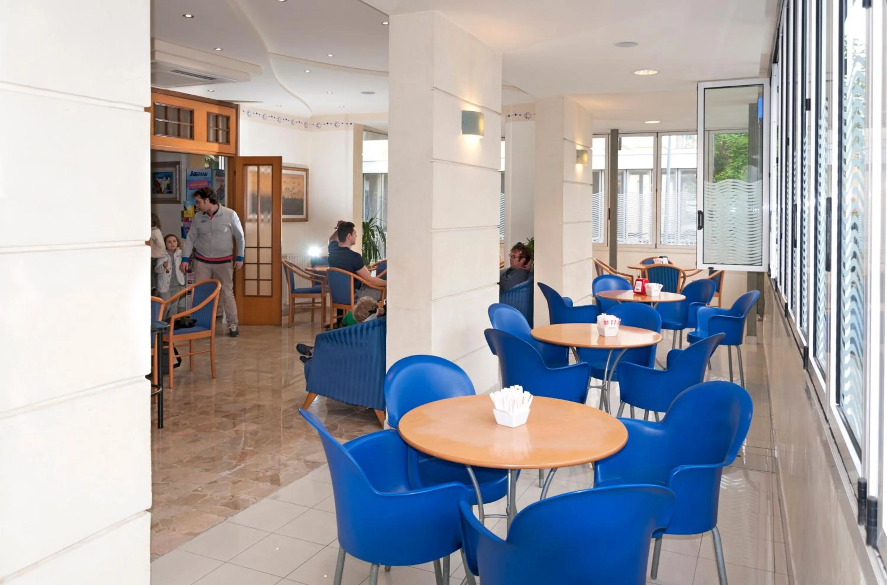 Restaurant/places to eat in Hotel Ave