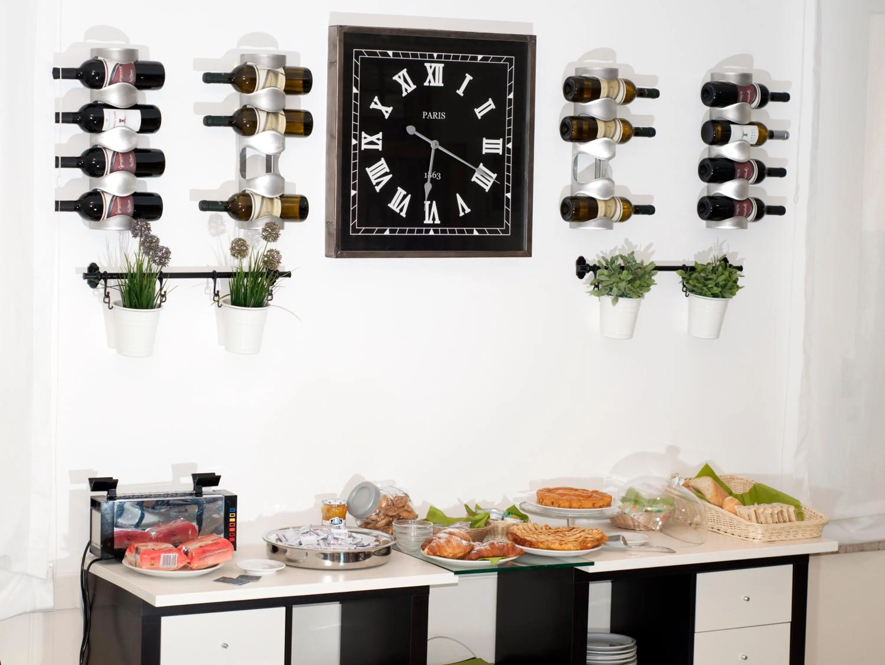 Restaurant/places to eat in Hotel Ave