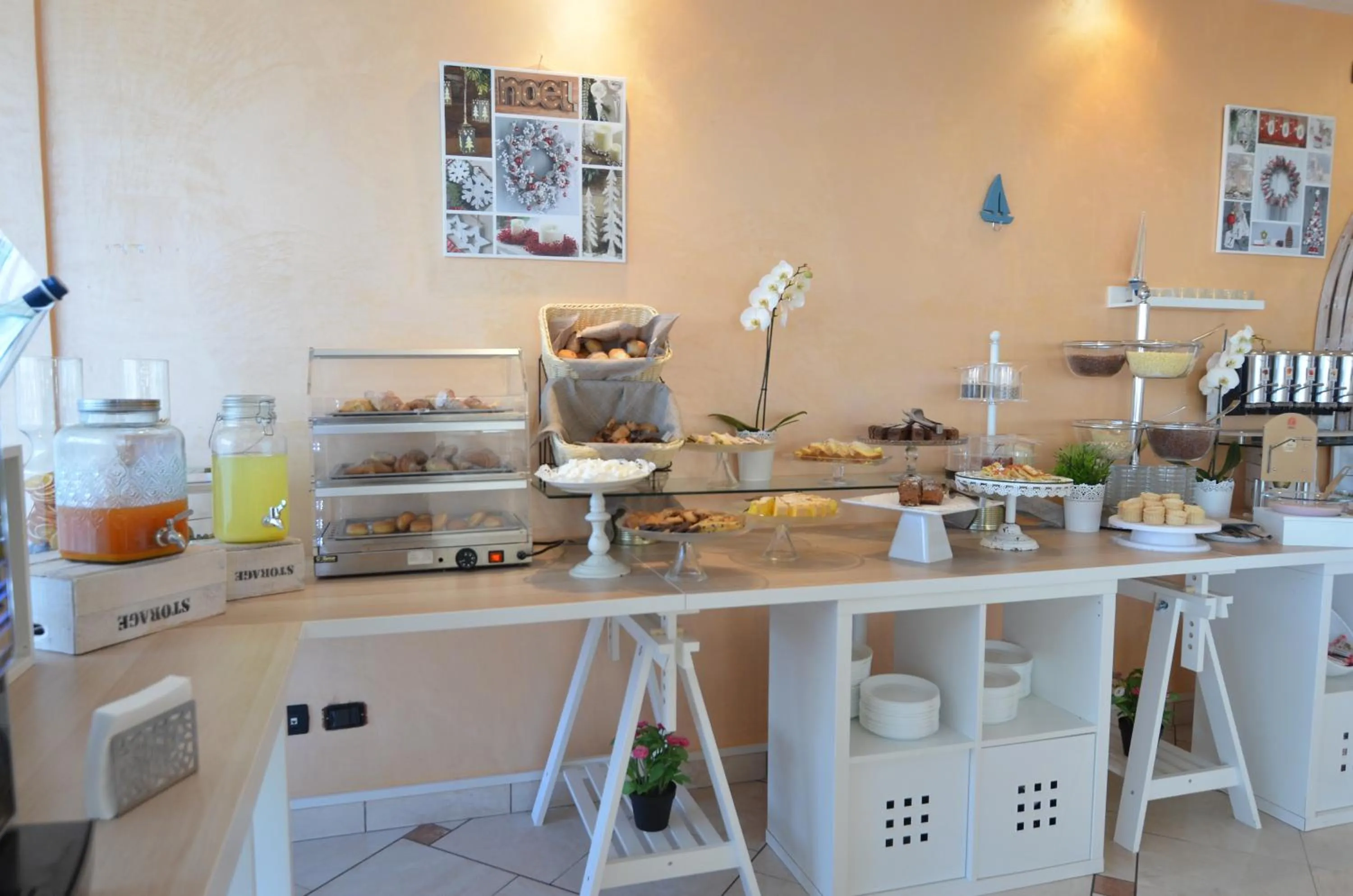 Buffet breakfast in Hotel Londra