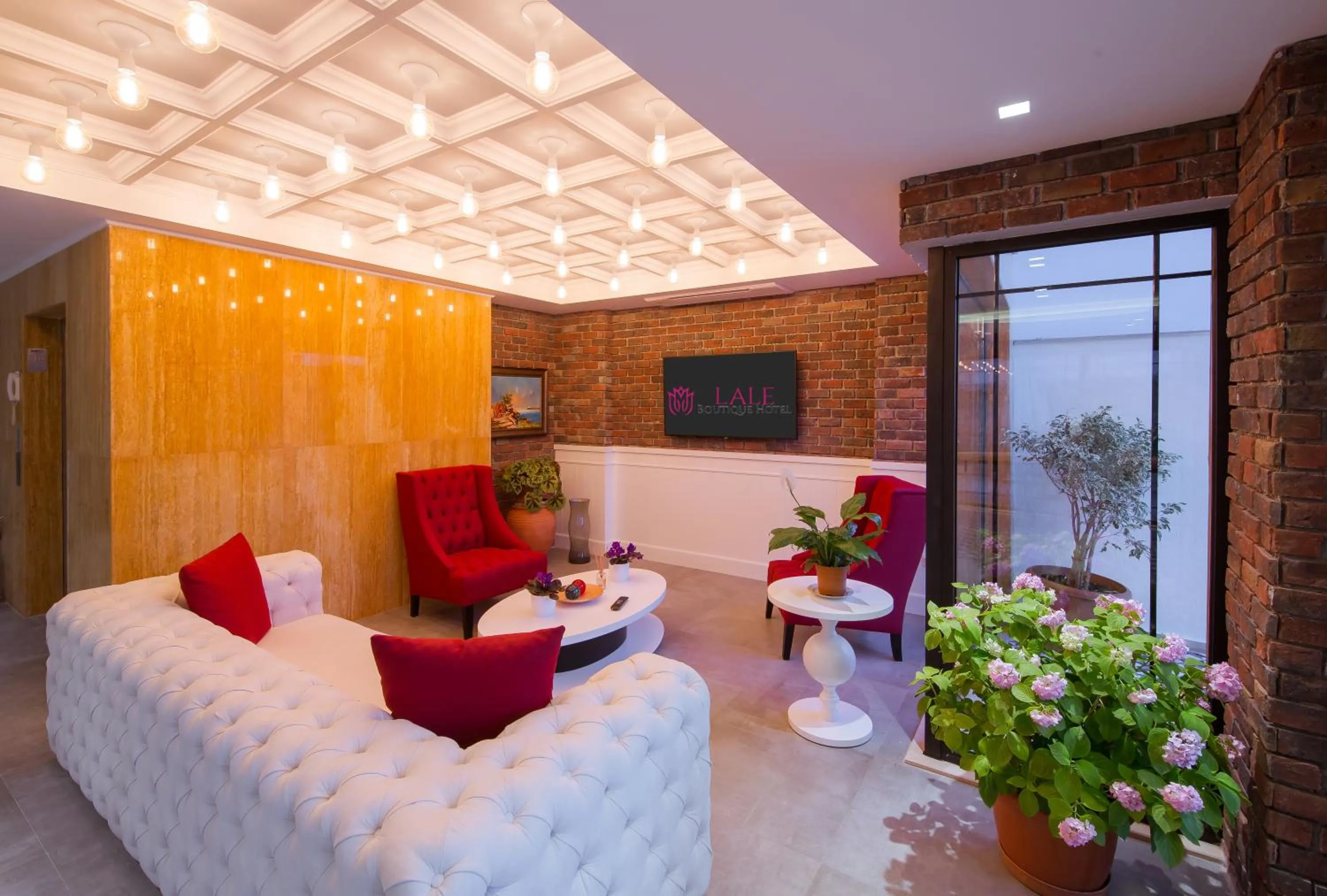 Communal lounge/ TV room in Lale Hotel