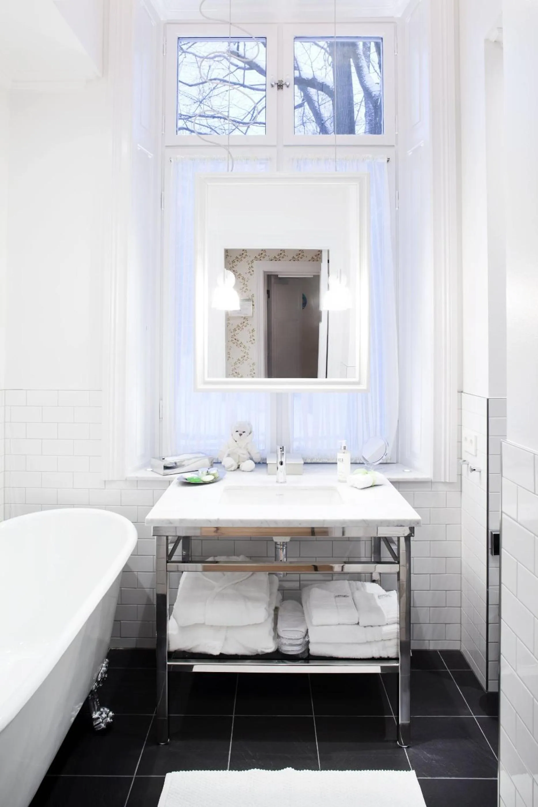 Bathroom, Bed in Hotel Villa Anna