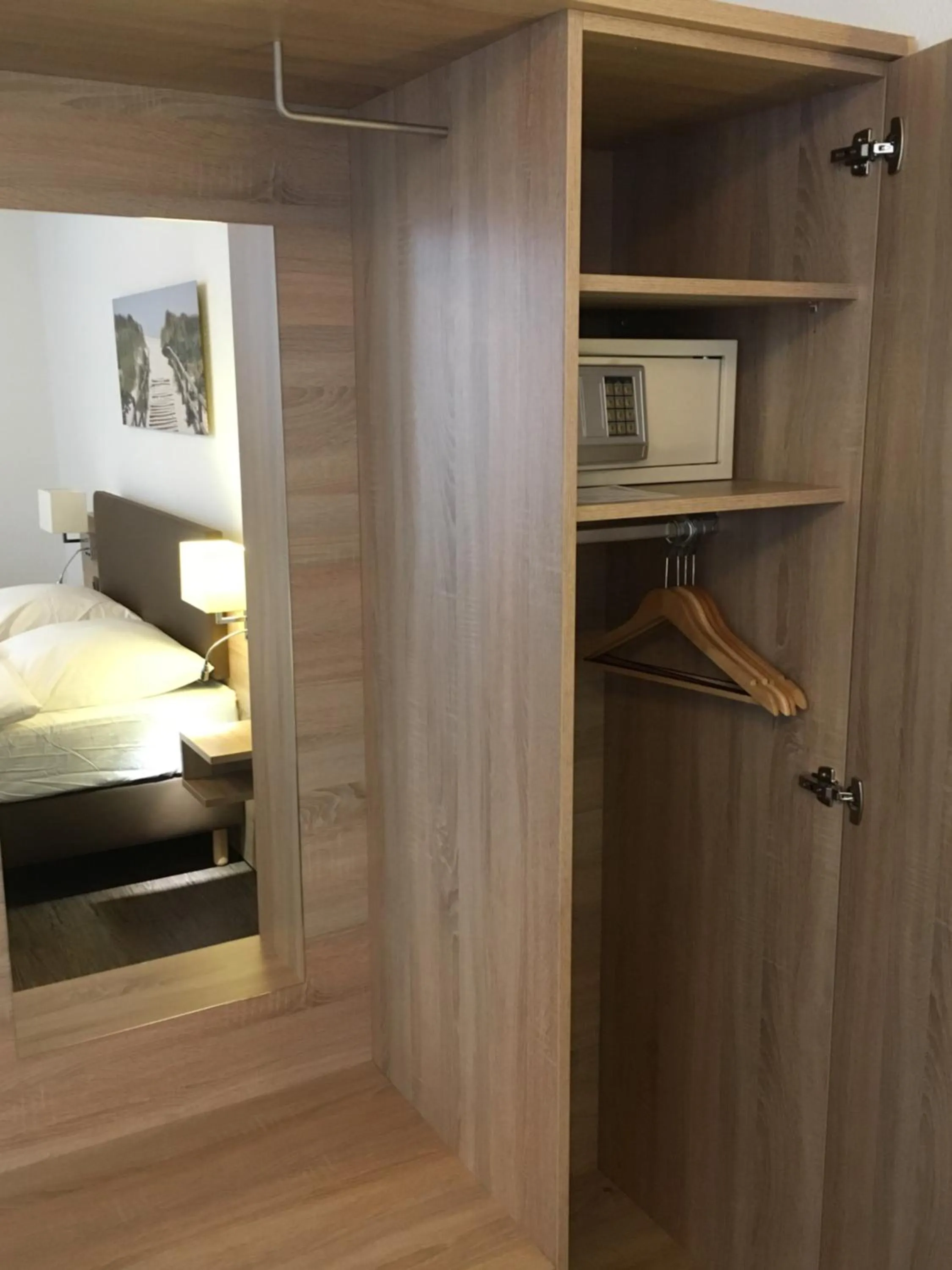 Decorative detail, Bed in BusinessInn Aparthotel Bremerhaven