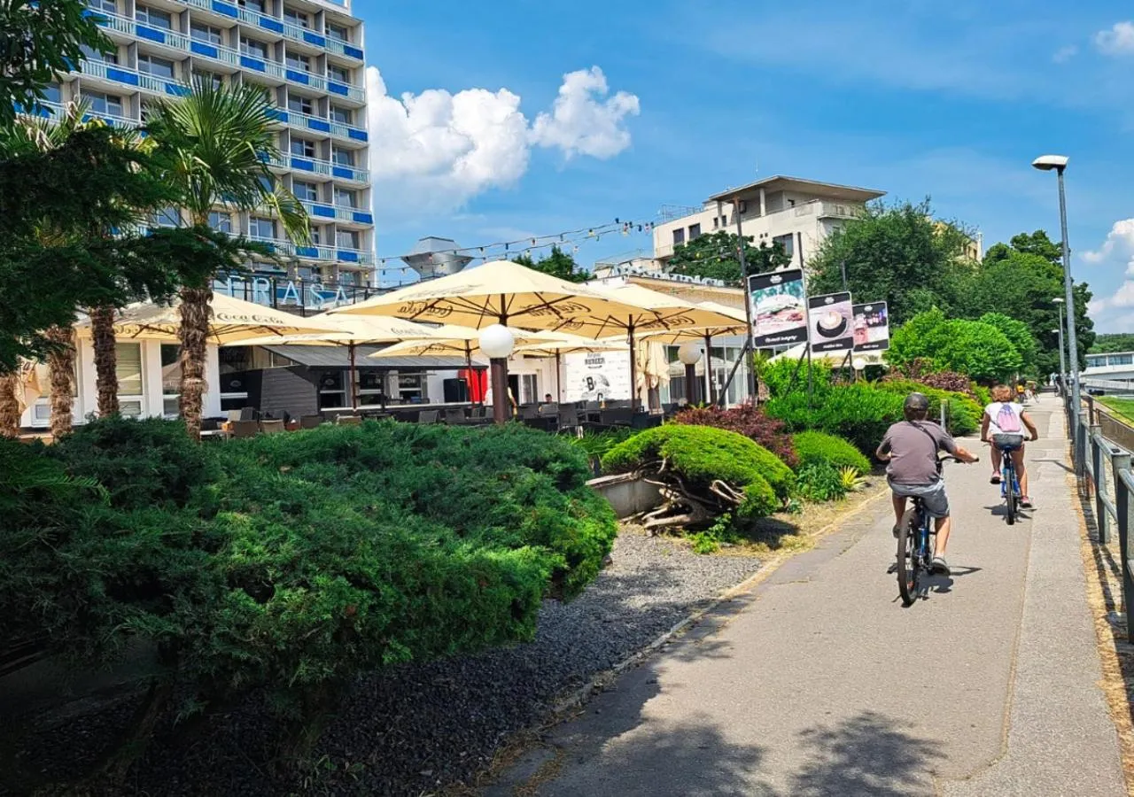 People in Hotel Magnólia