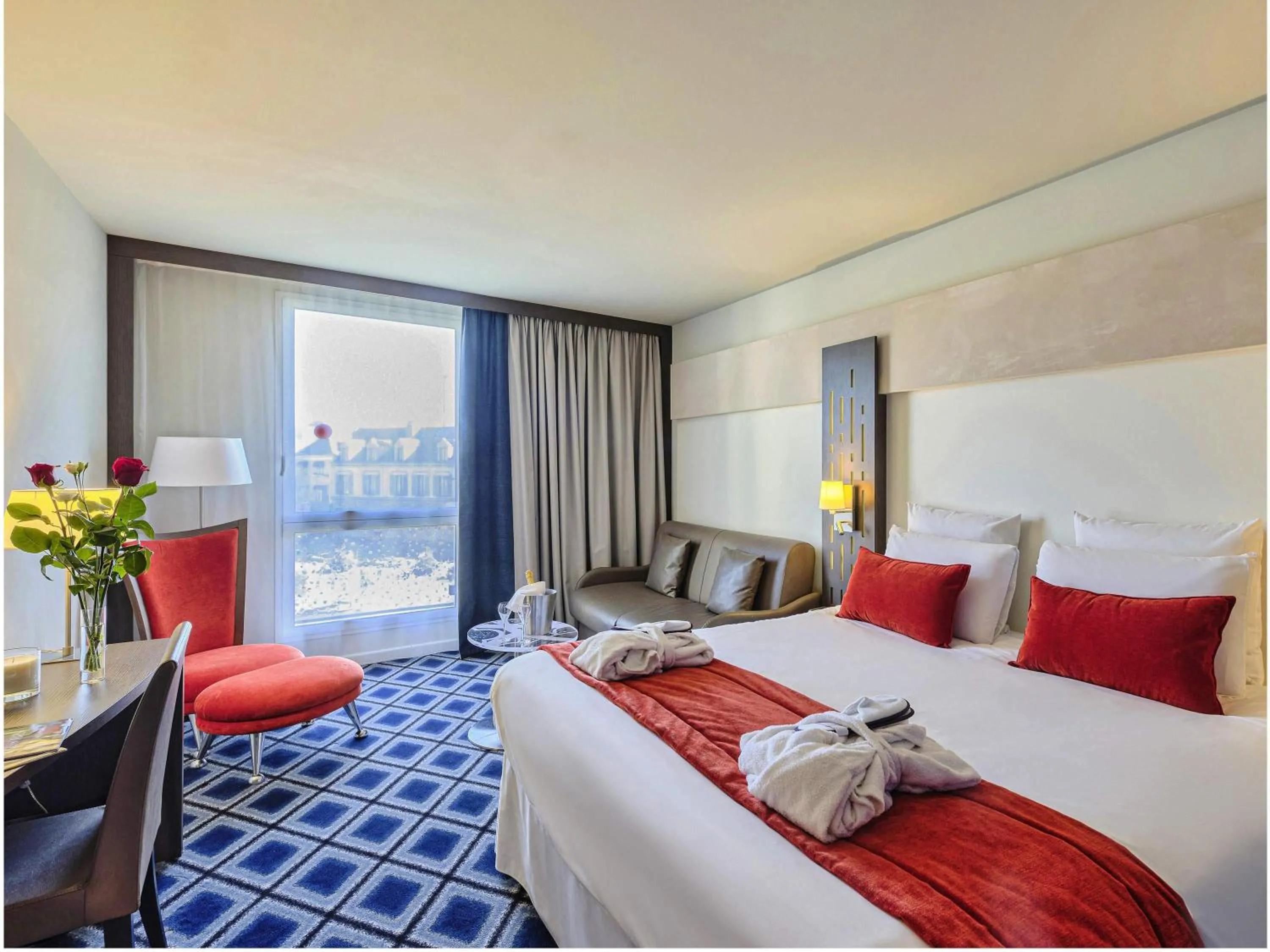 Bedroom, Bed in Mercure Chartres Centre Cathedrale