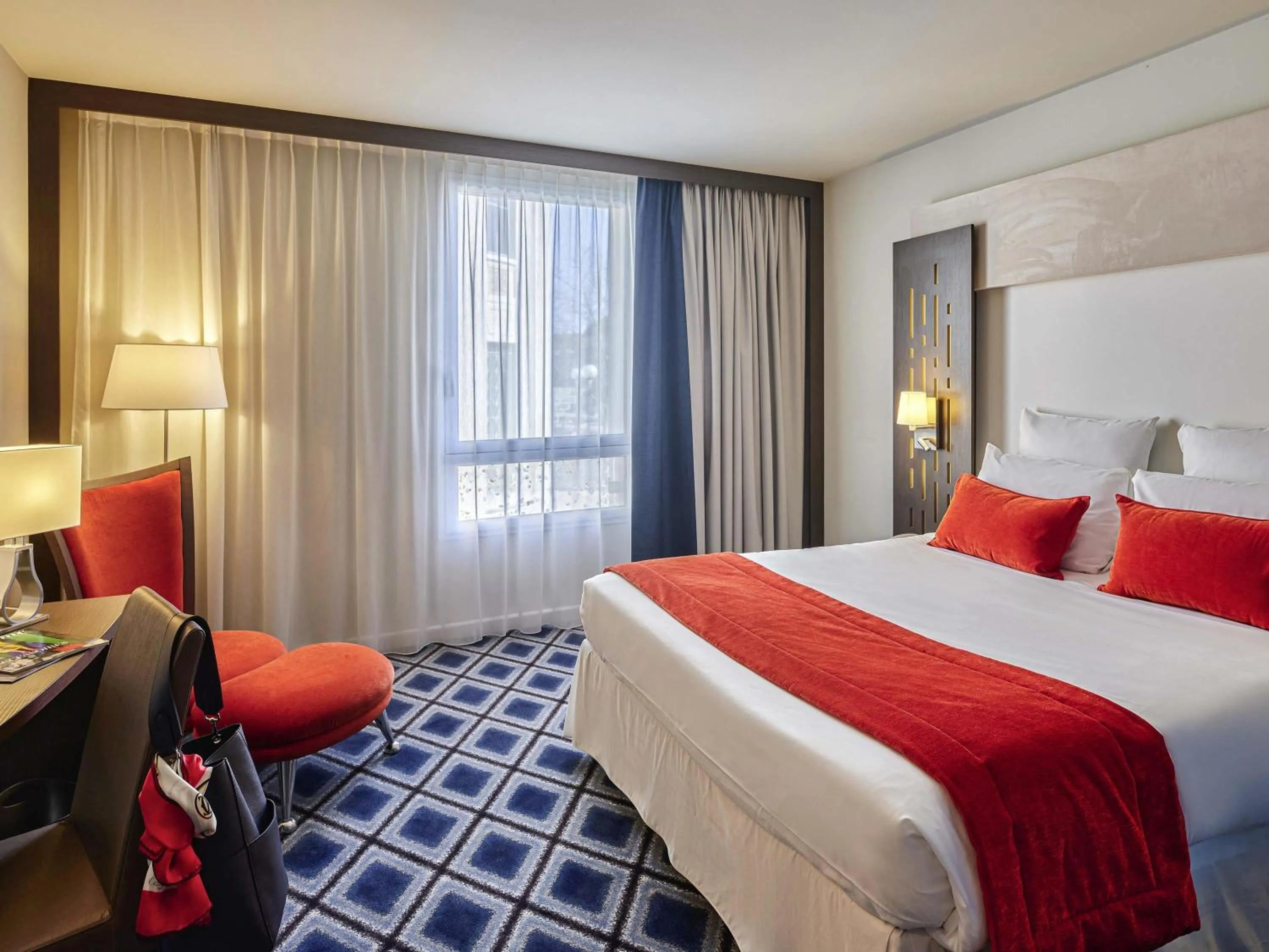 Bedroom, Bed in Mercure Chartres Centre Cathedrale