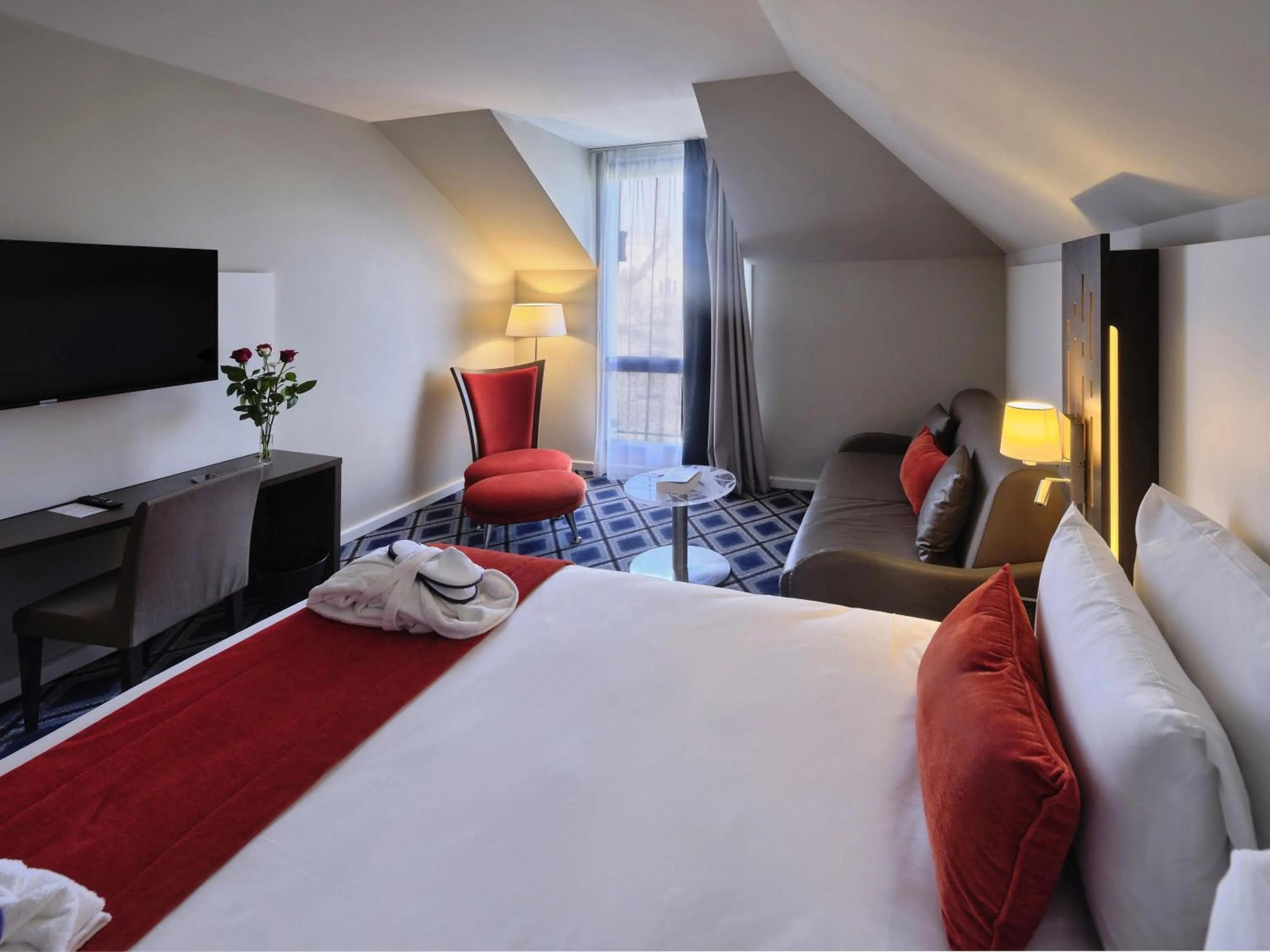 Bedroom, Bed in Mercure Chartres Centre Cathedrale