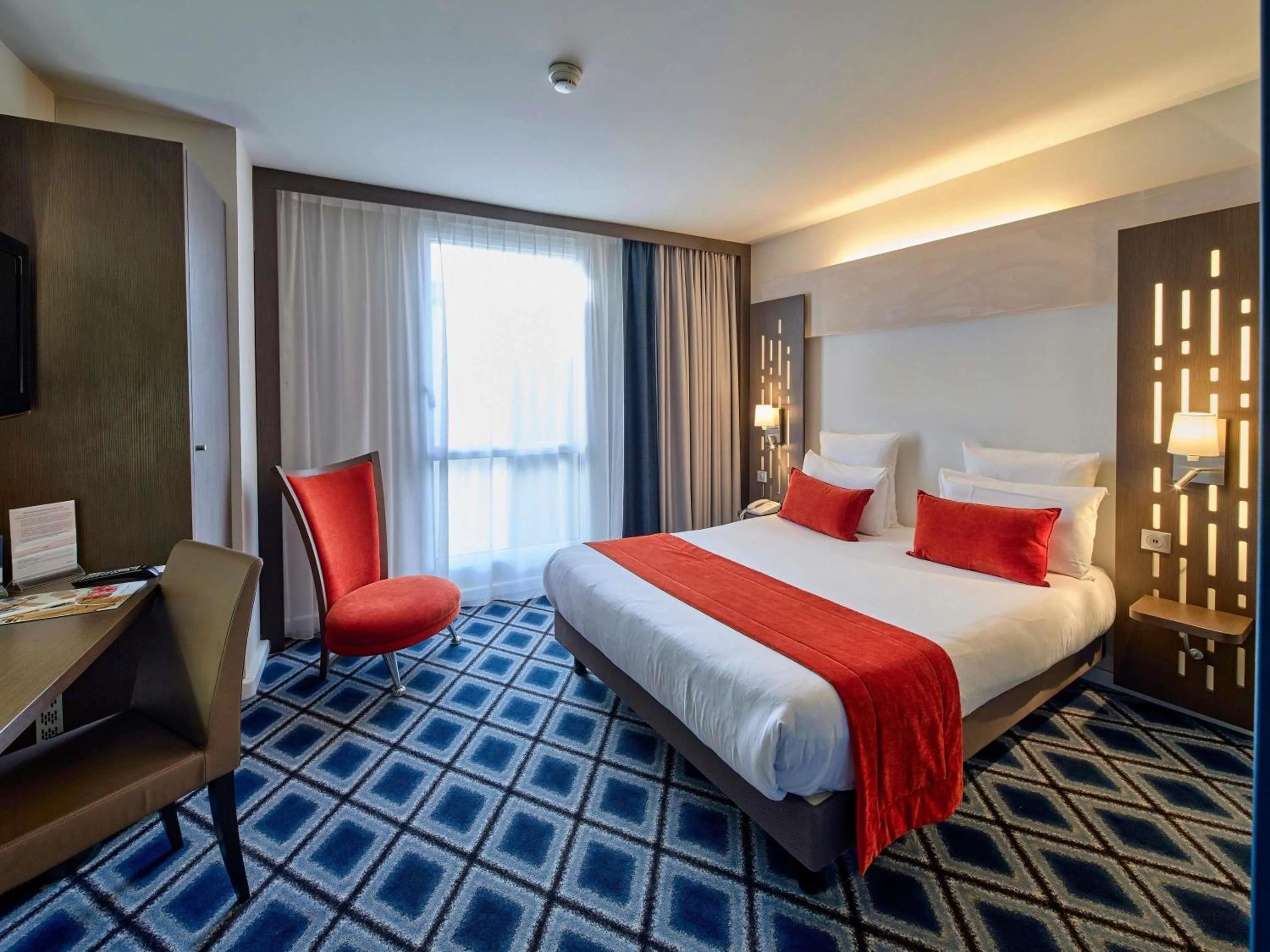 Bedroom, Bed in Mercure Chartres Centre Cathedrale