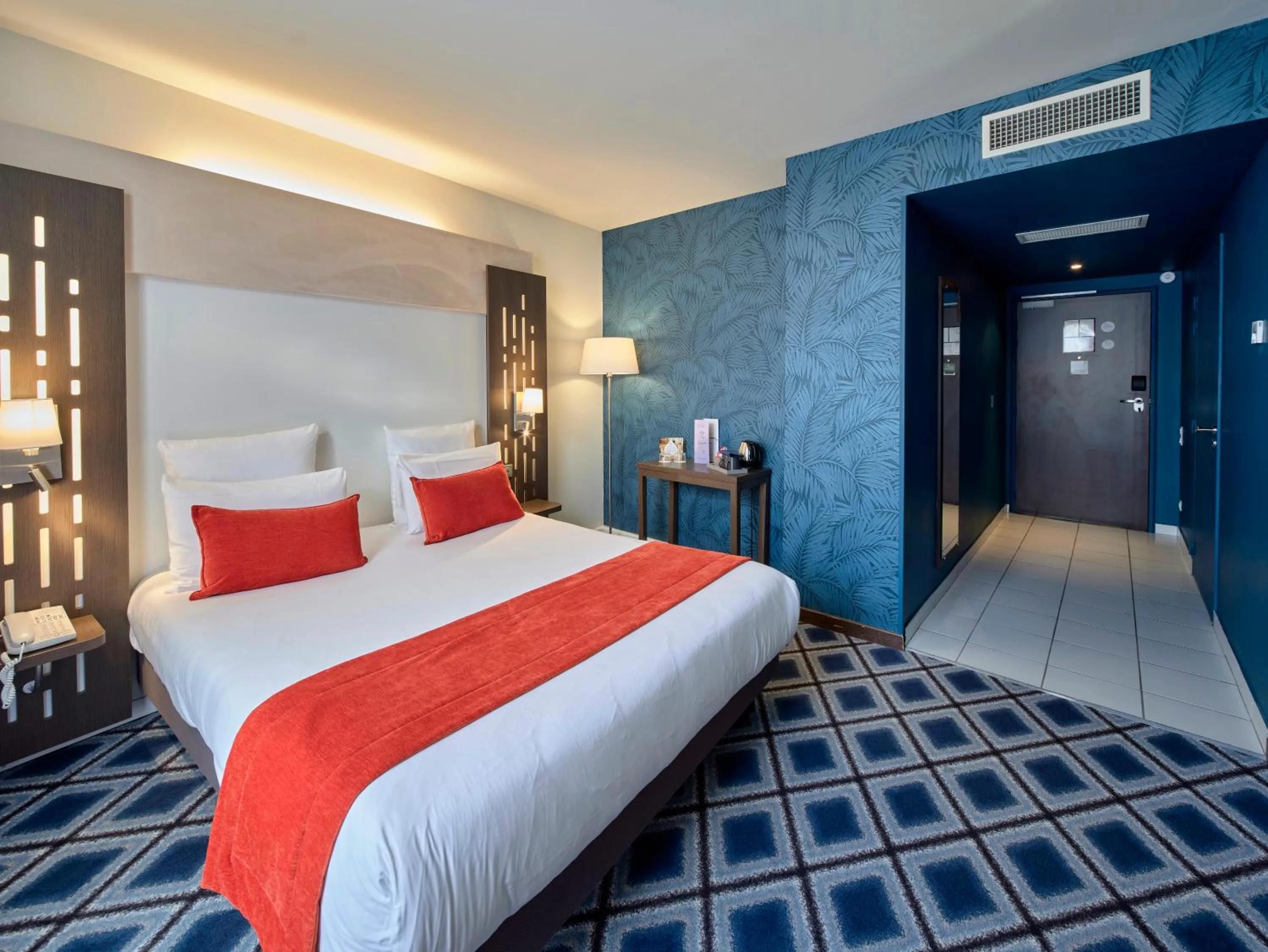 Bed in Mercure Chartres Centre Cathedrale