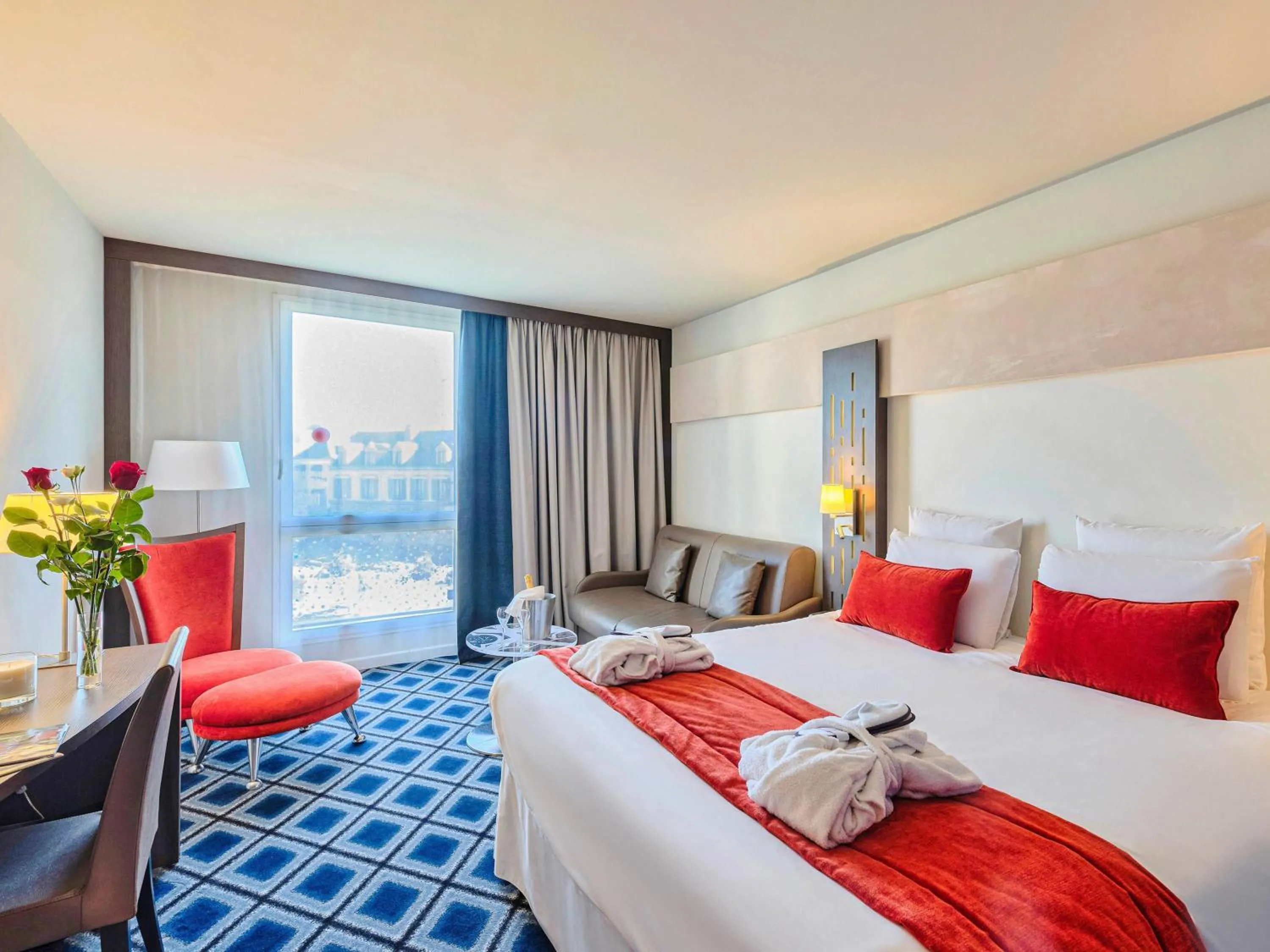 Bedroom, Bed in Mercure Chartres Centre Cathedrale