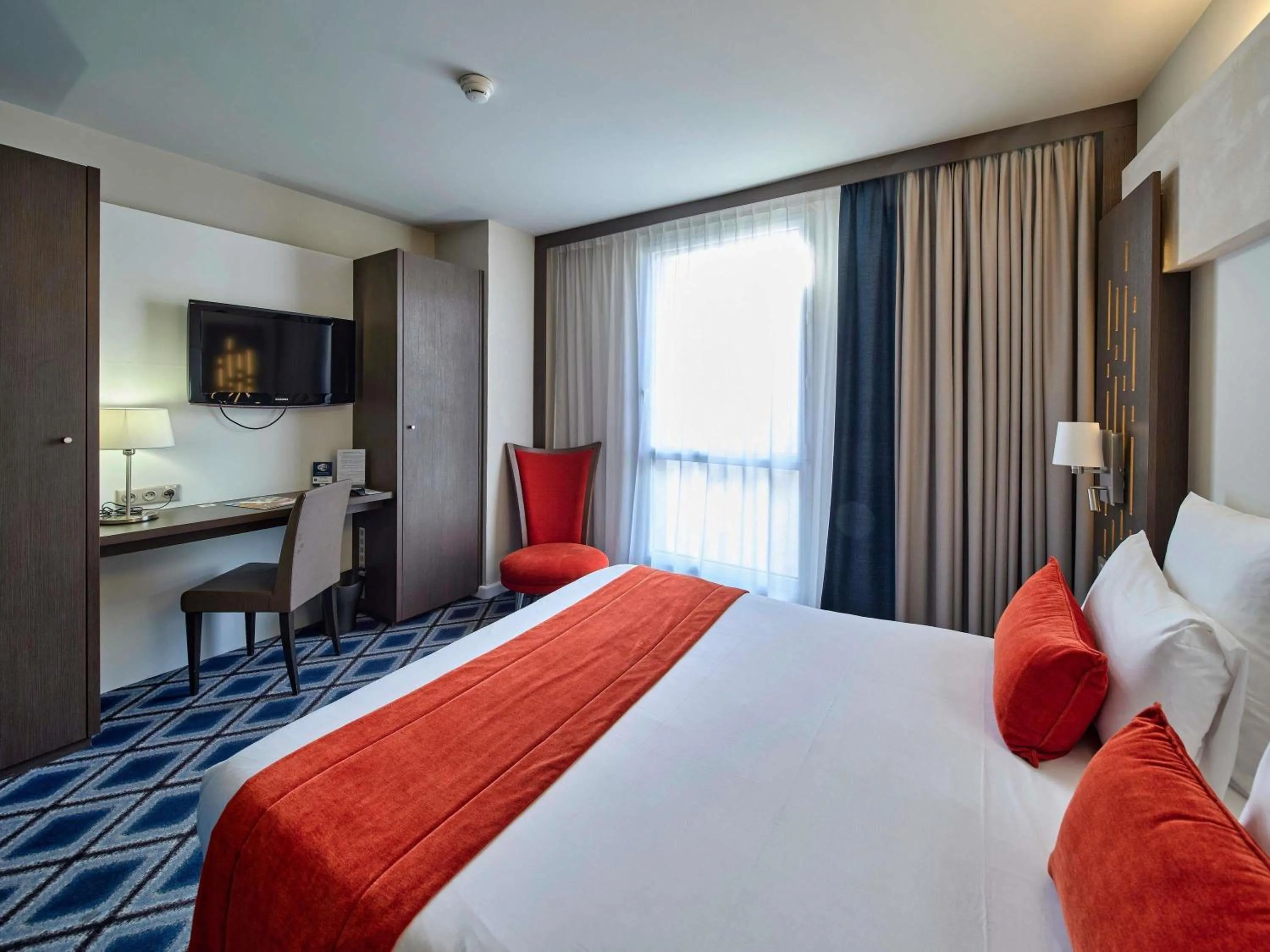 Bedroom, Bed in Mercure Chartres Centre Cathedrale