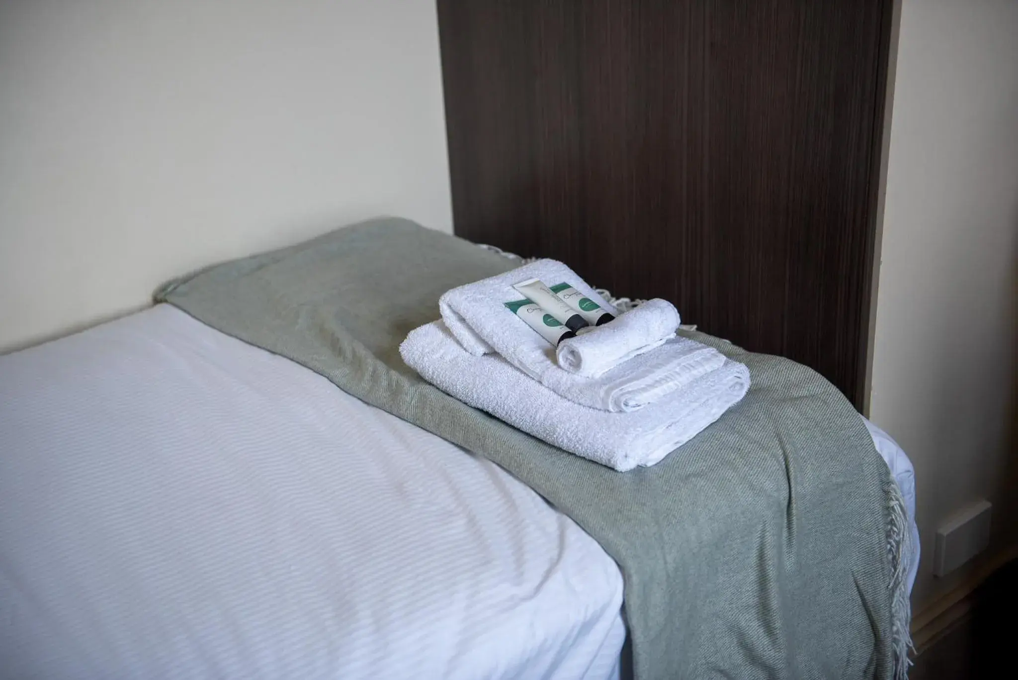 Single Room with Shared Bathroom - single occupancy in The Mile End Hotel Single Room with Shared Bathroom - single occupancy in The Mile End Hotel