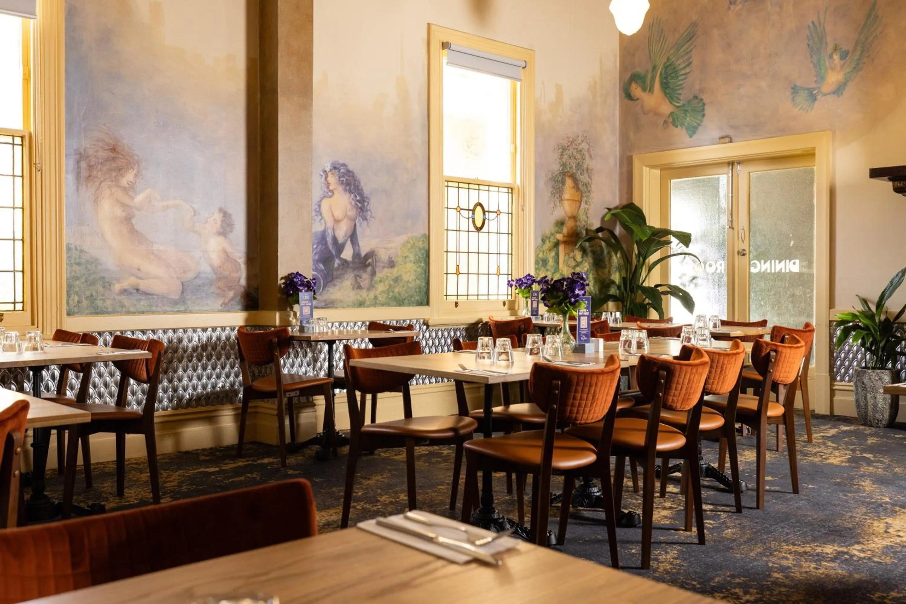 Restaurant/places to eat in The Mile End Hotel