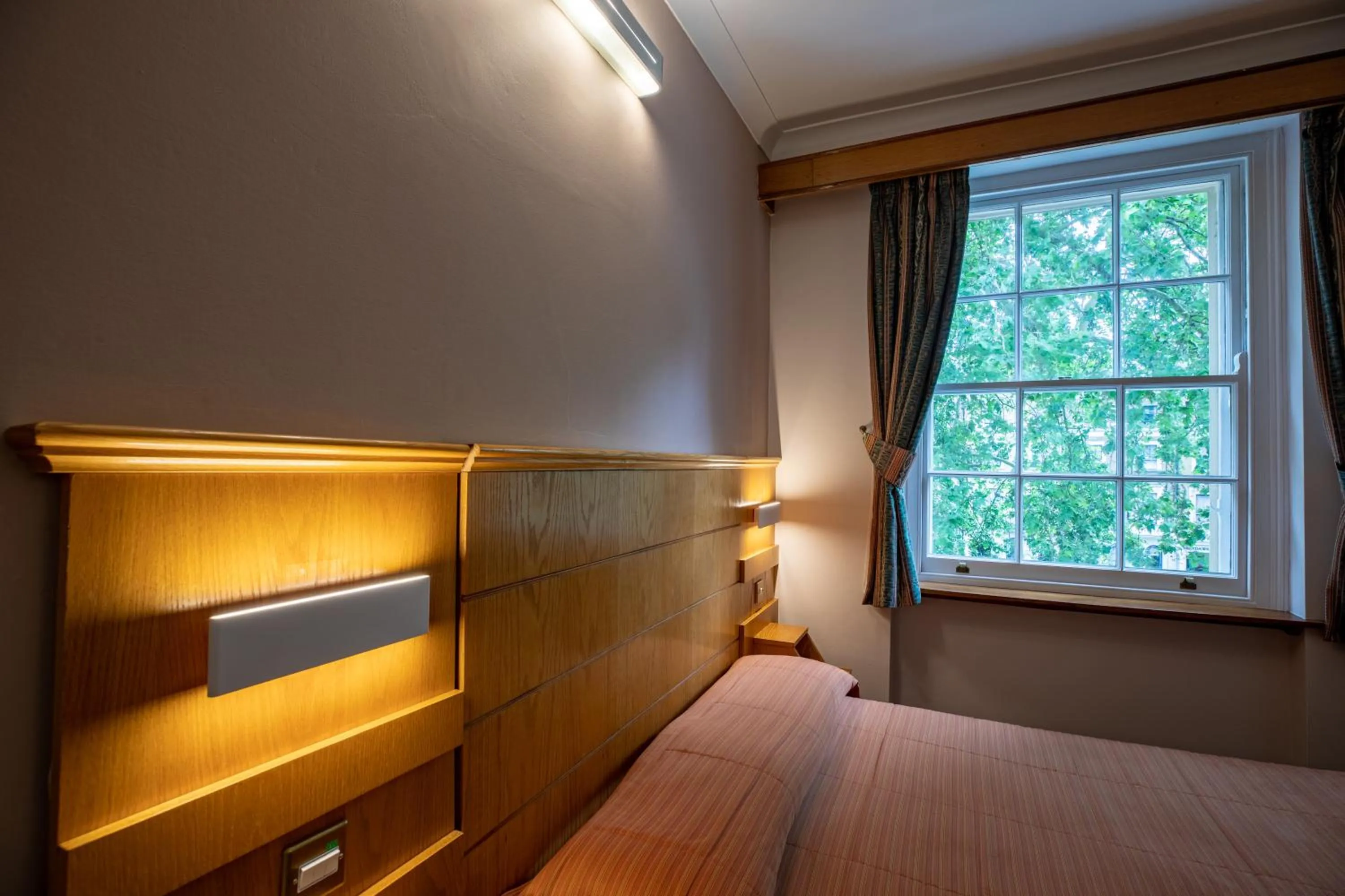 Bed in The Nayland Hotel