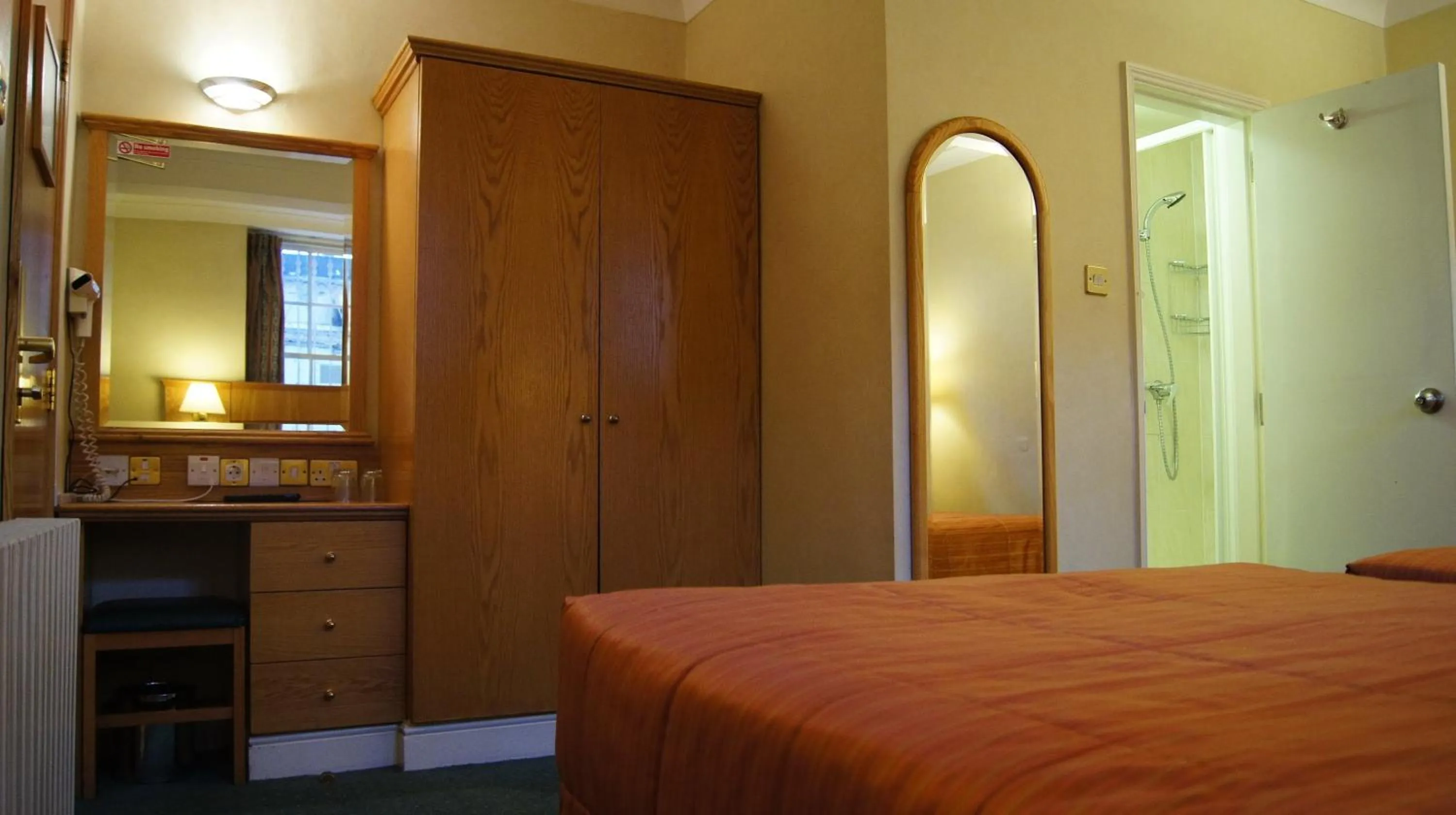 Photo of the whole room, Bed in The Nayland Hotel