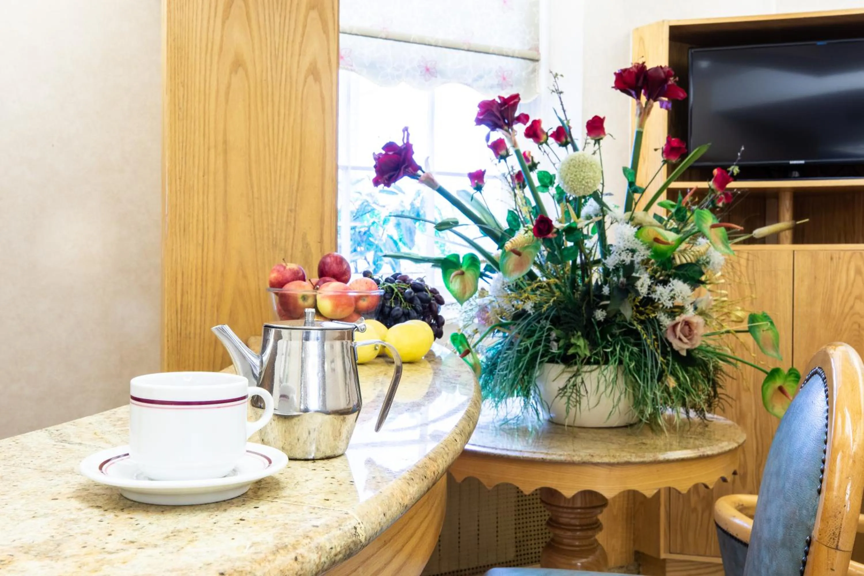 Coffee/tea facilities in The Nayland Hotel