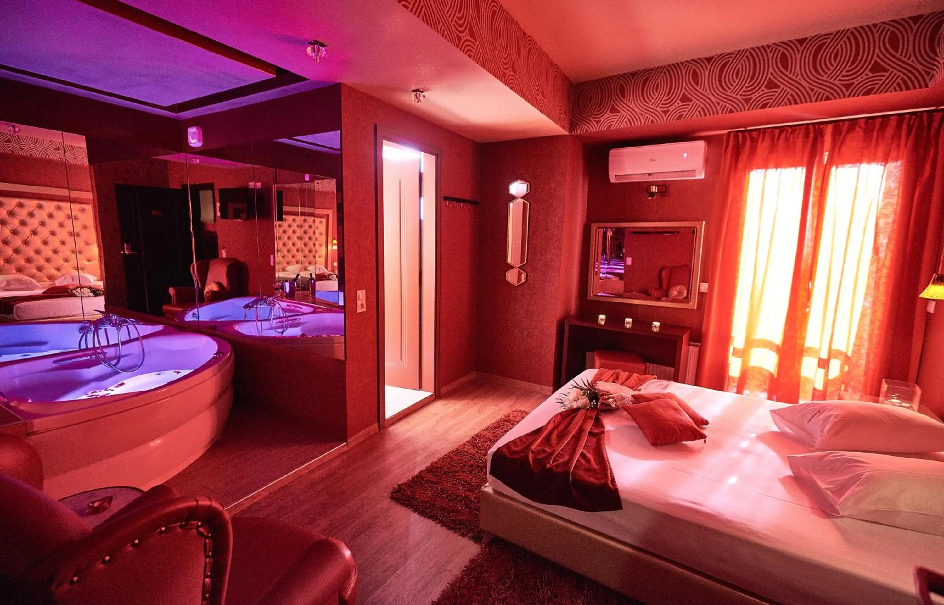 Bedroom, Bed in Atlantic Hotel