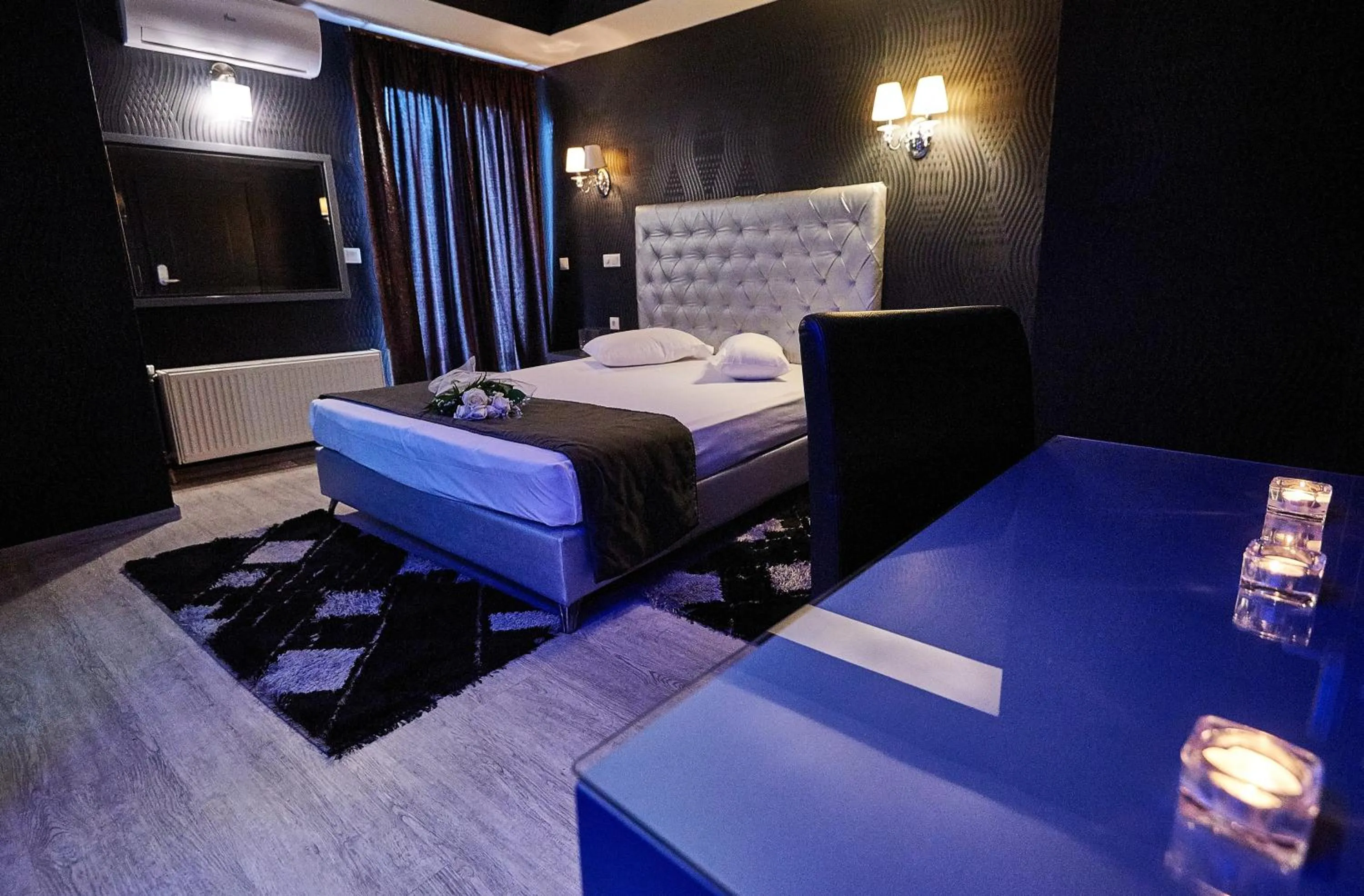 Bedroom, Bed in Atlantic Hotel