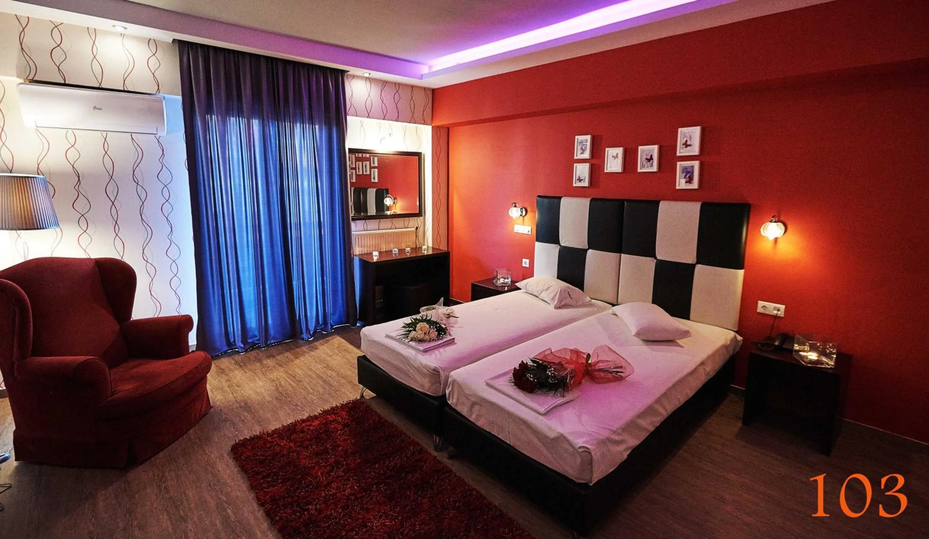 Photo of the whole room, Bed in Atlantic Hotel