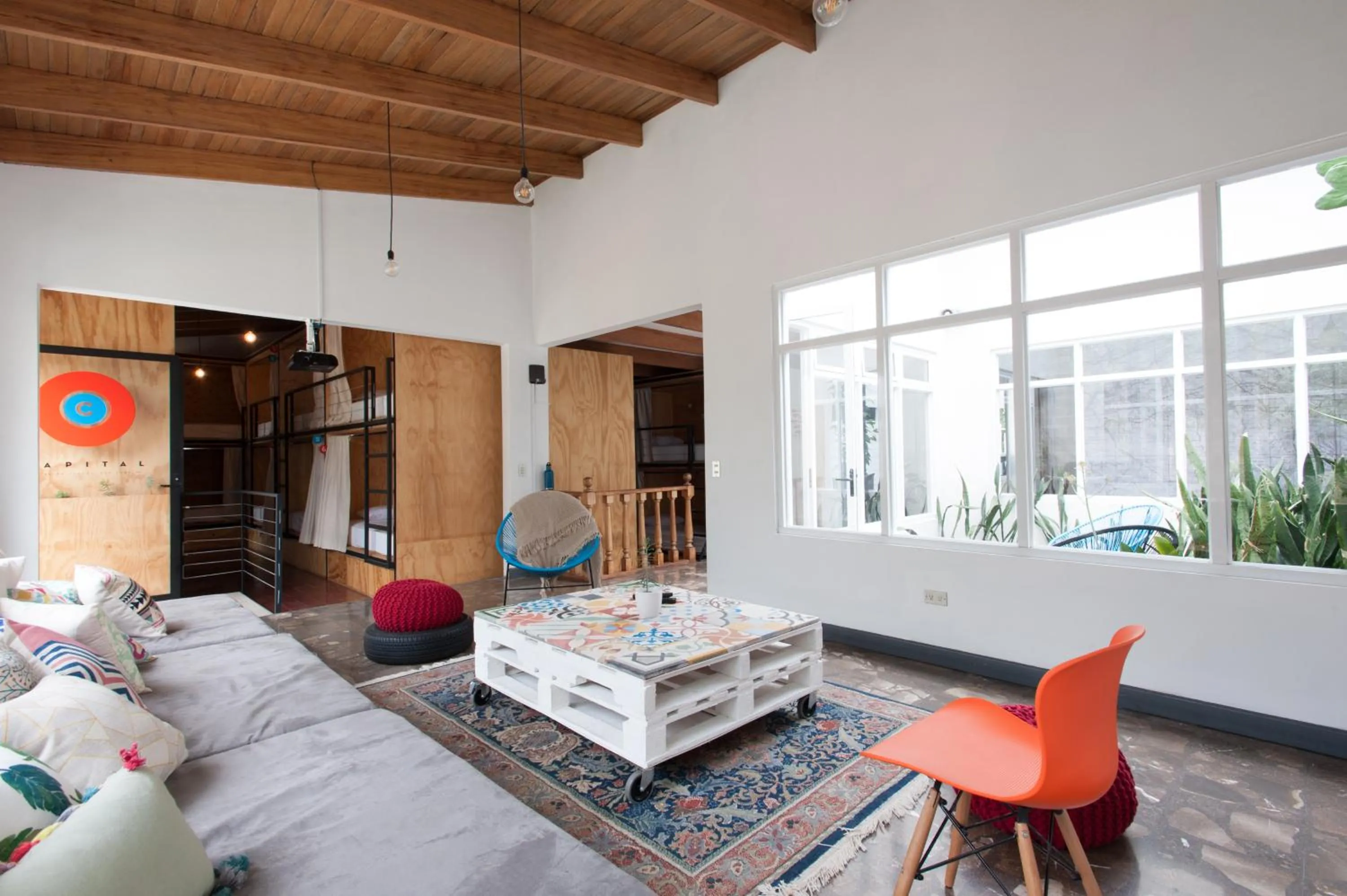 Communal lounge/ TV room in Capital Hostel de Ciudad