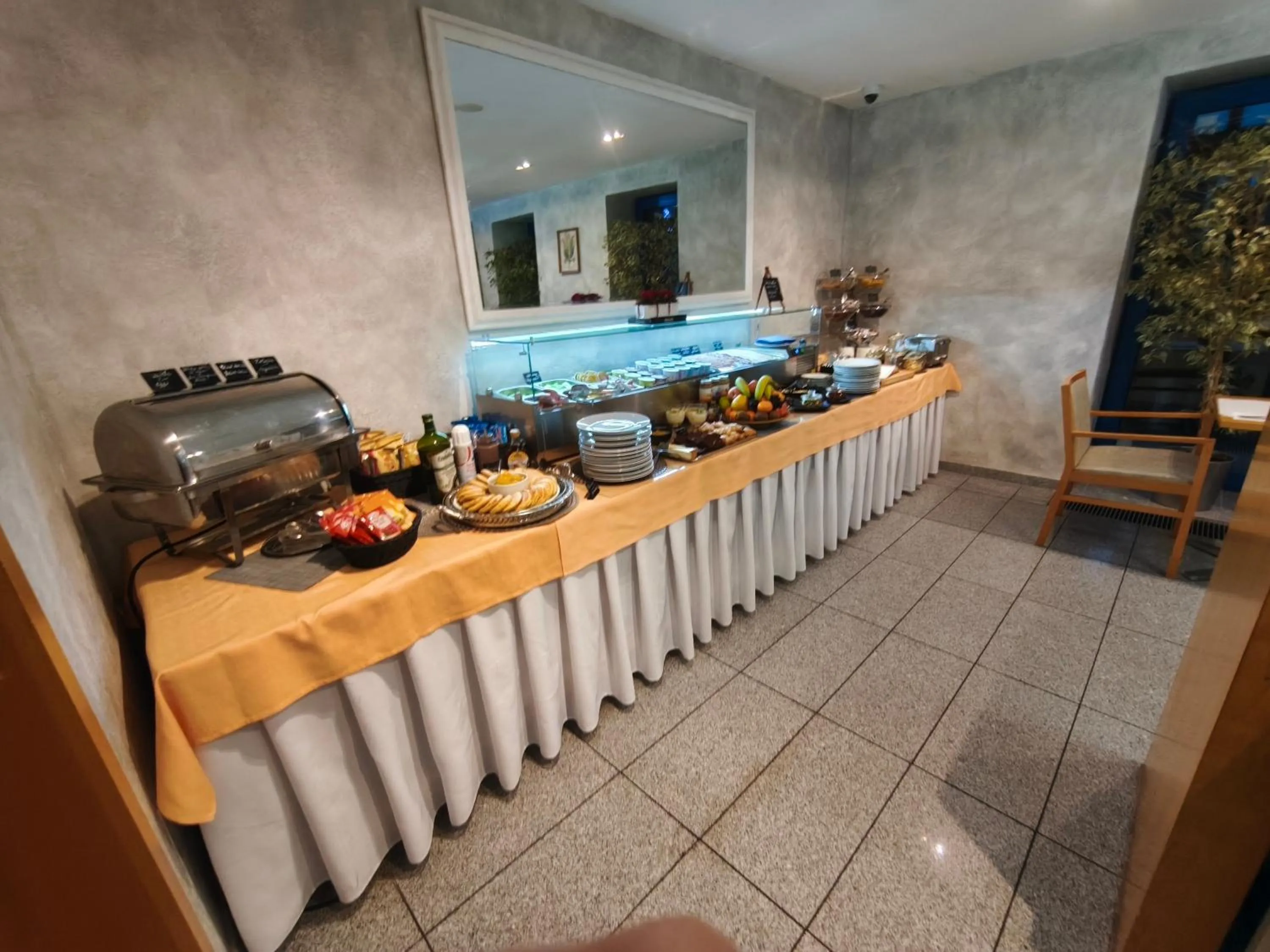 Breakfast in Felicity Garni Hotel