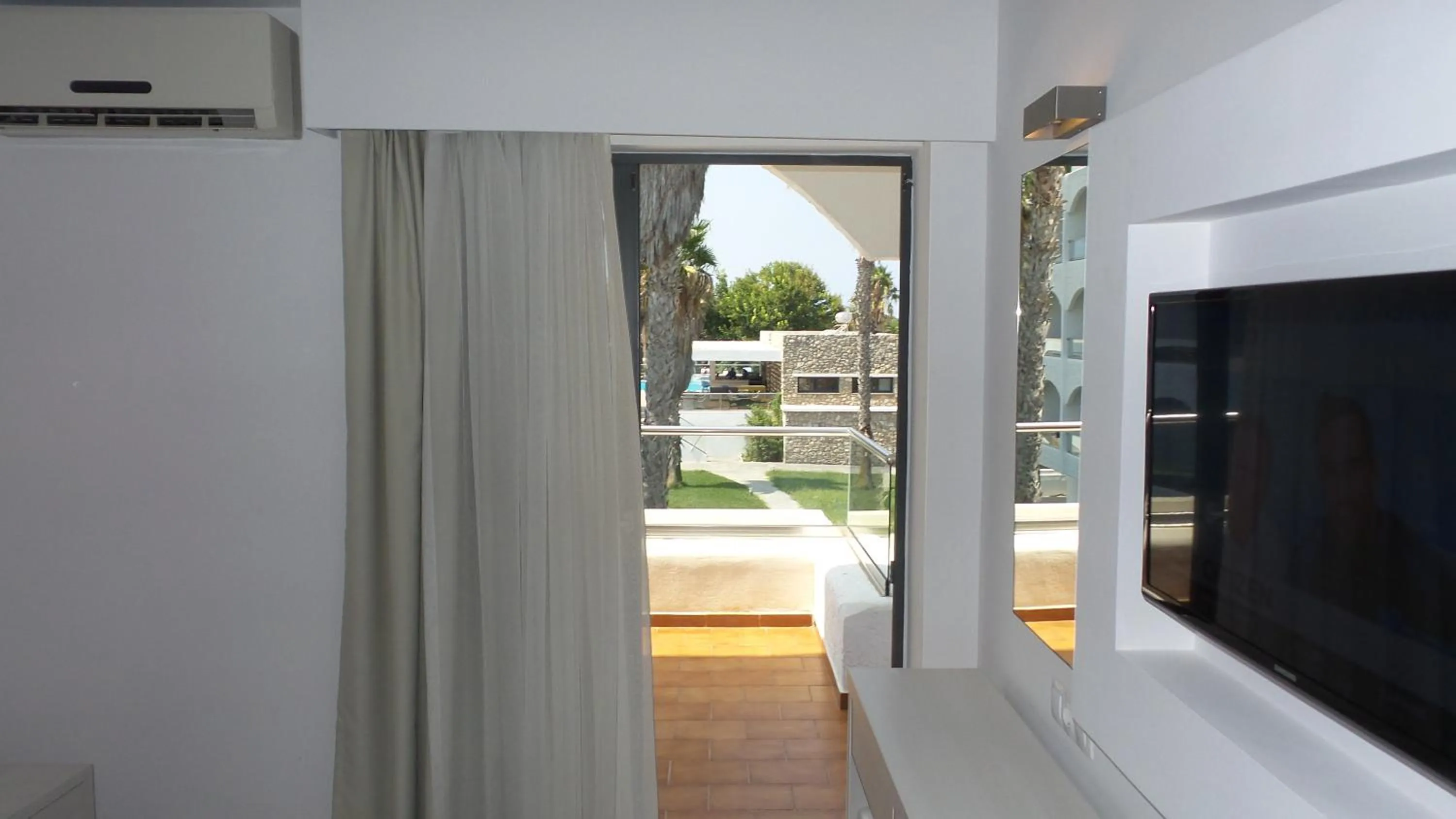 Photo of the whole room in Cosmopolitan Hotel