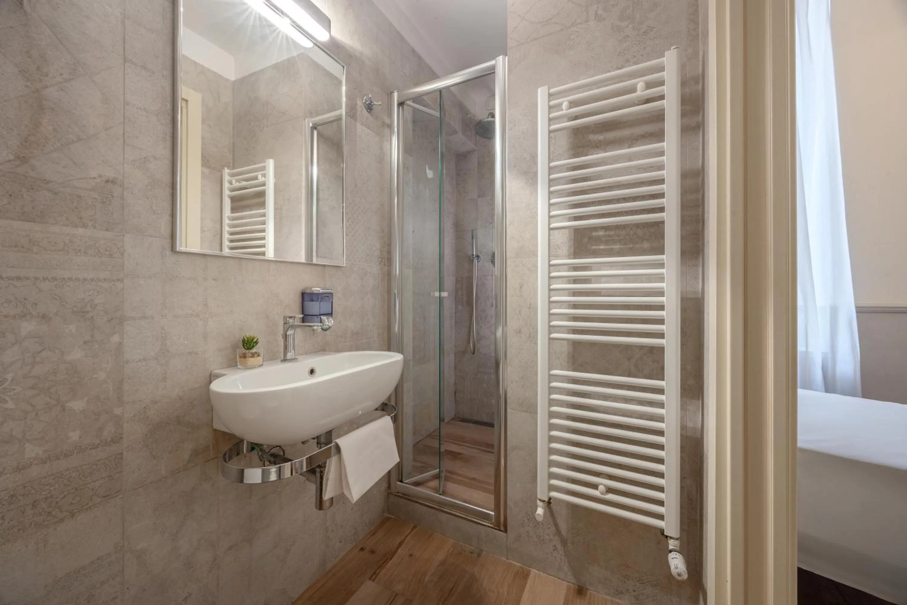 Shower in Hotel Flavia